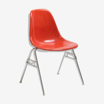 Chaise Eames produite par Herman Miller rouge