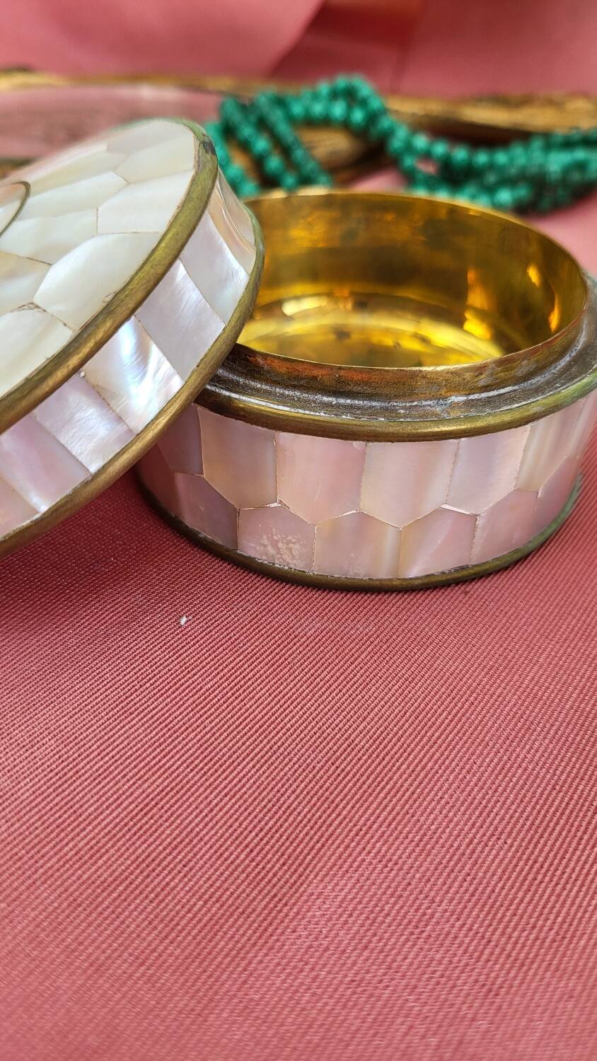 Boîte ancienne ronde en laiton et nacre à décor géométrique