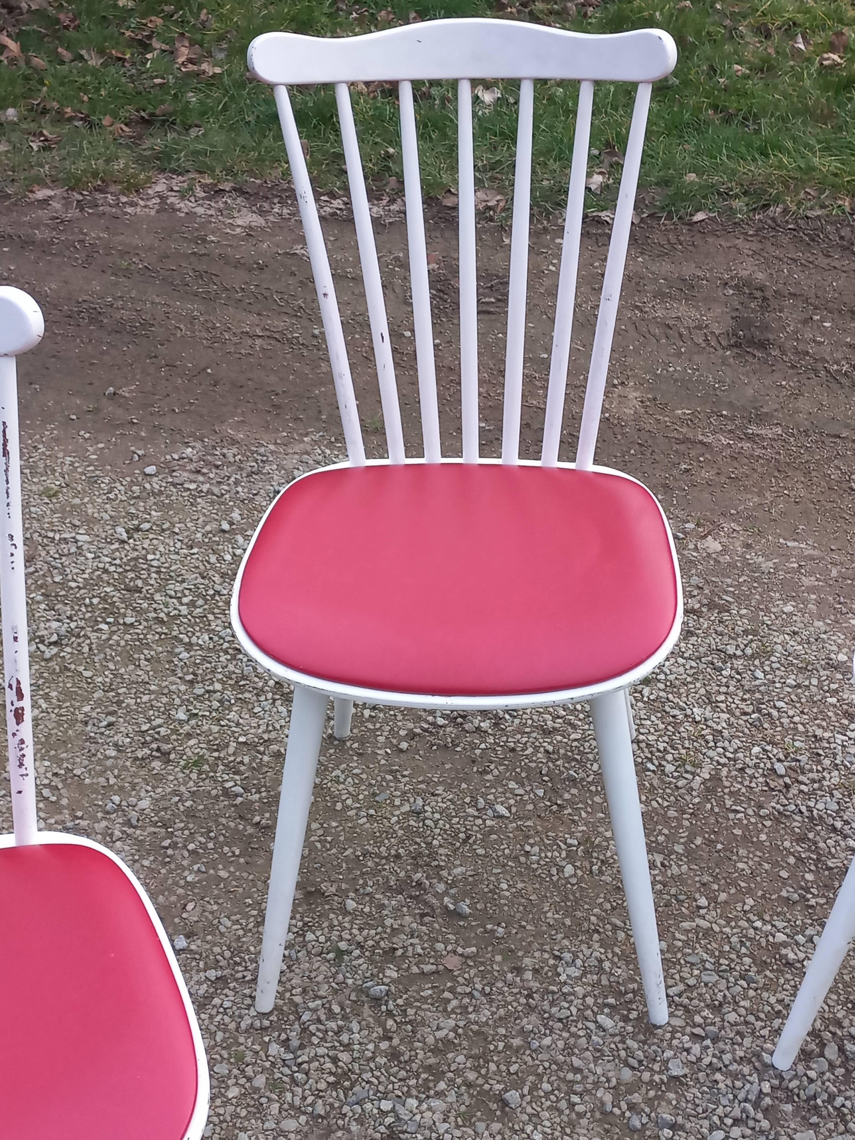 Set of 4 Scandinavian style chairs from the 50s in white lacquered wood and red skaï patties