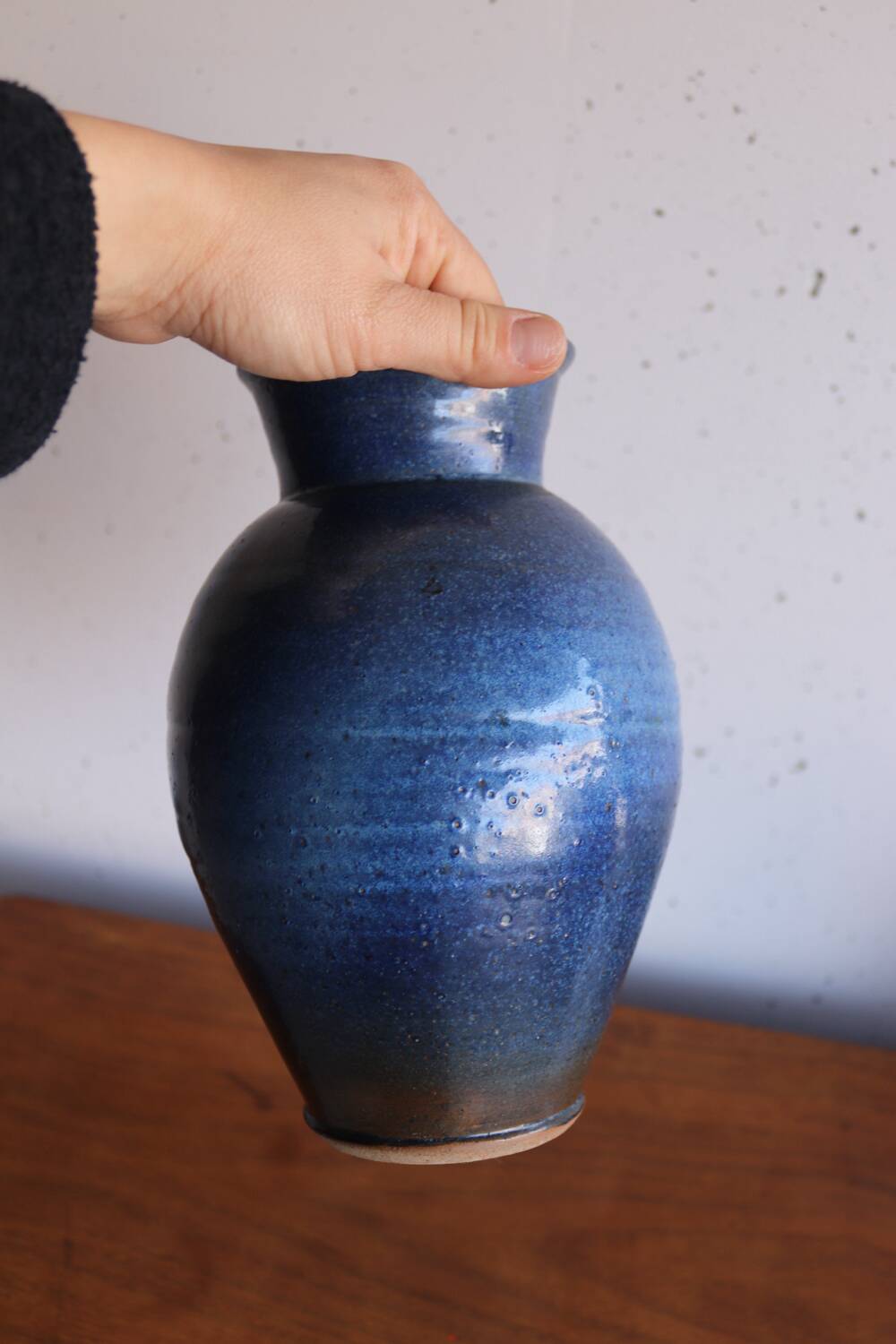 Grand vase en grès émaillé bleu – signé