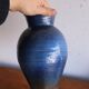 Grand vase en grès émaillé bleu – signé