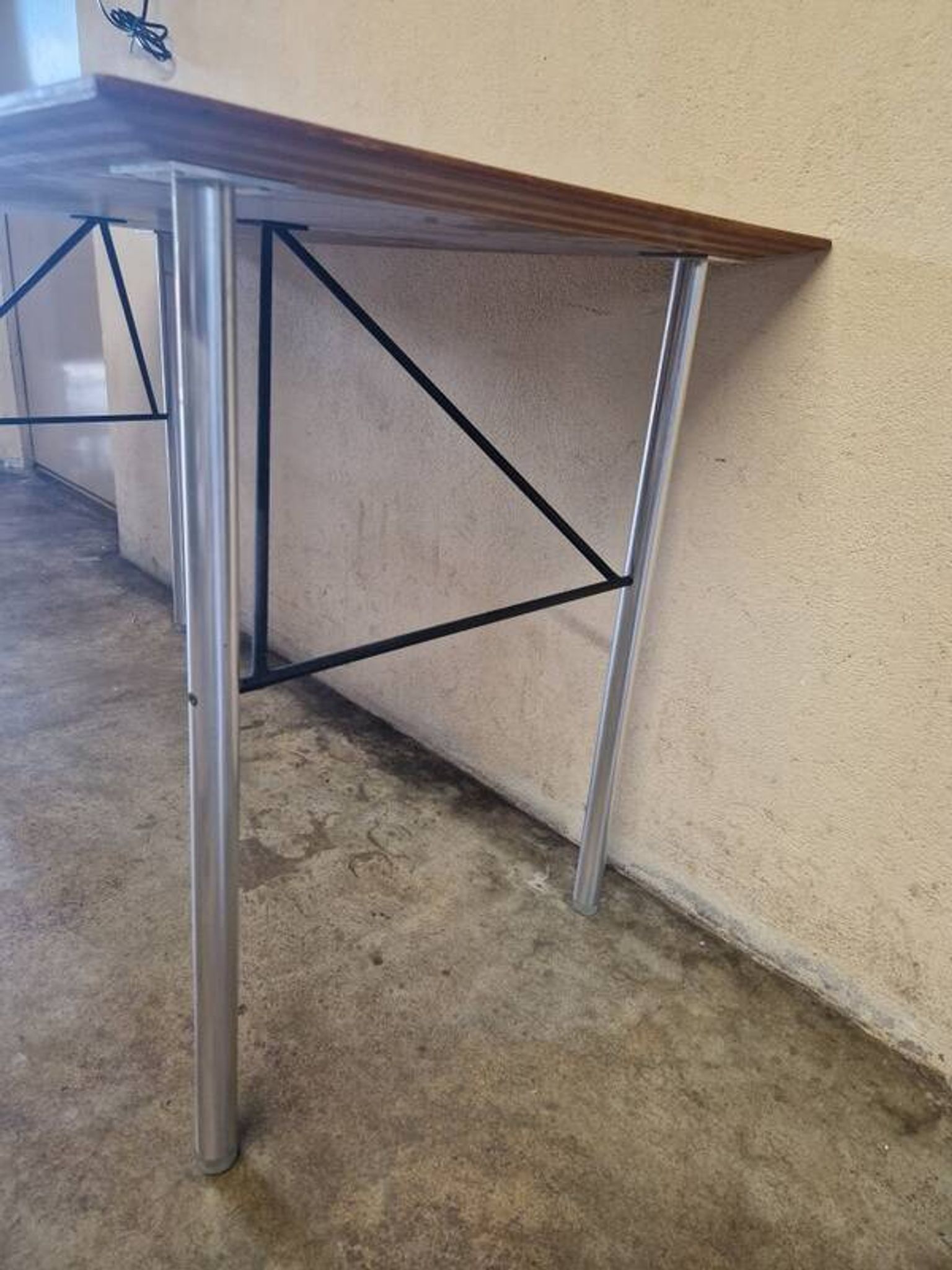 Etienne Fermigier (1932-1973) Table en aluminium et métal laqué noir 1960