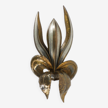 Brutalist wall lamp of a stylized flower attributed to Richard and Isabelle Faure