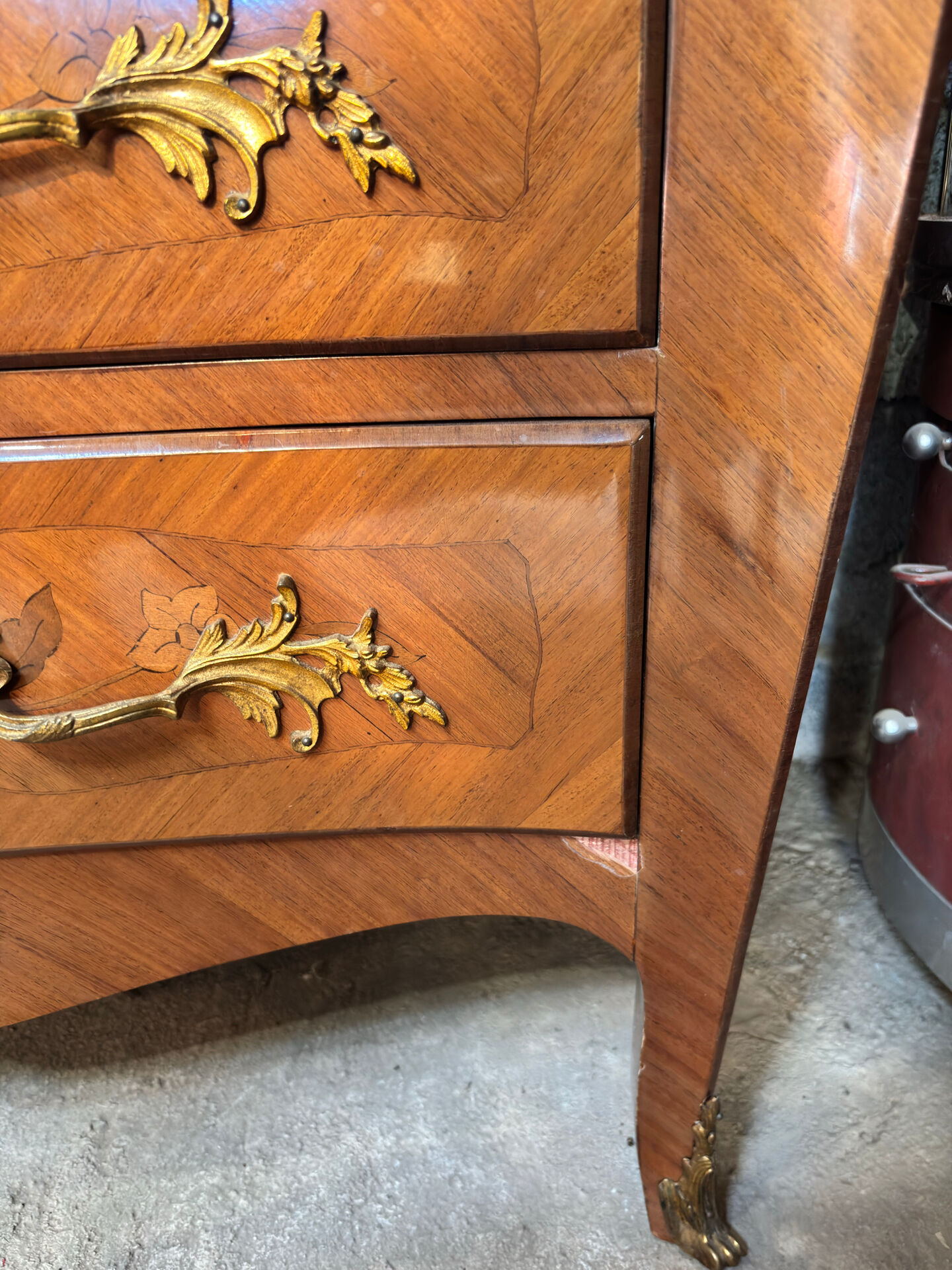Striking chest of drawers