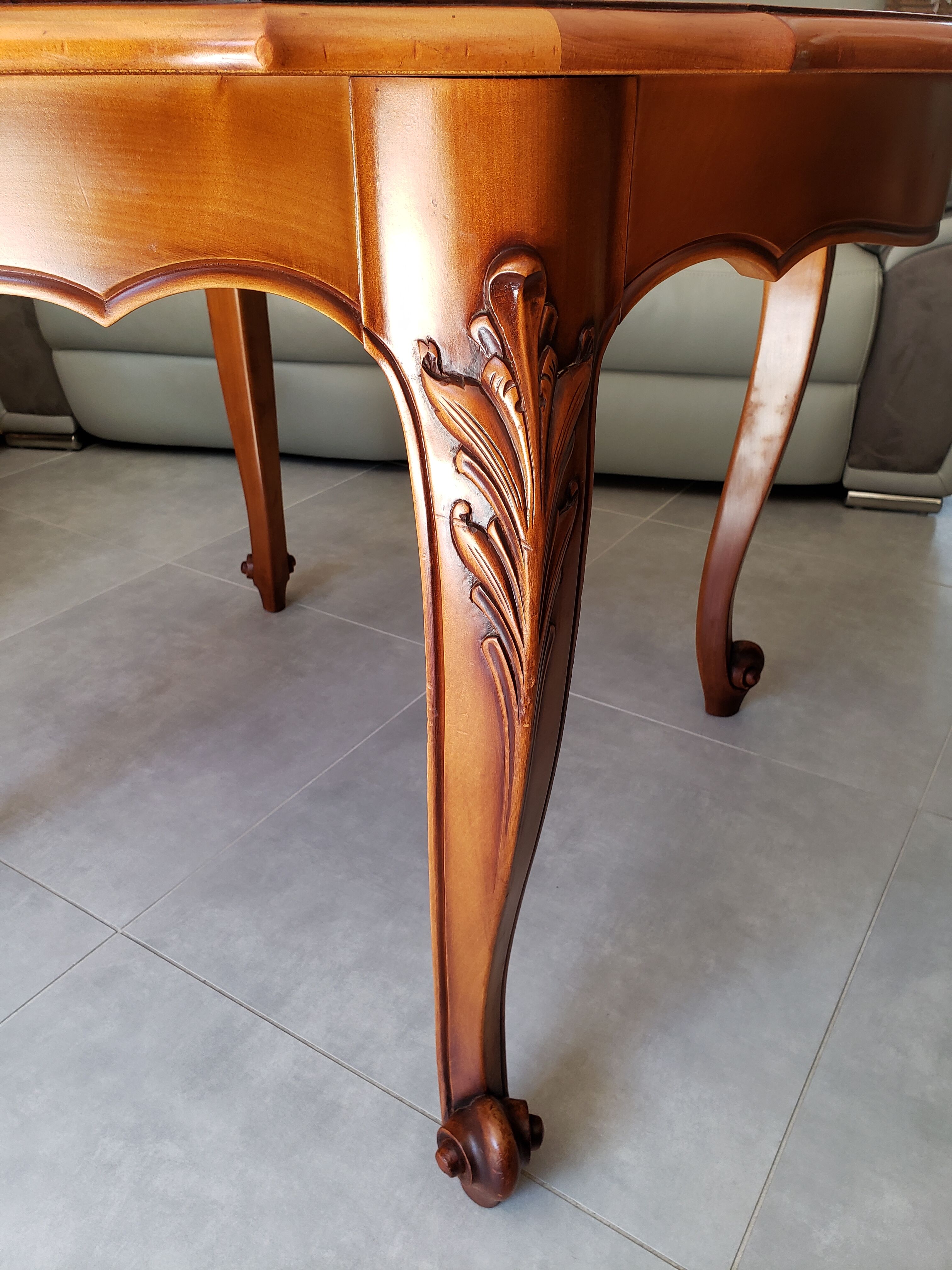 Extendable round table Louis XV style with its 2 extensions