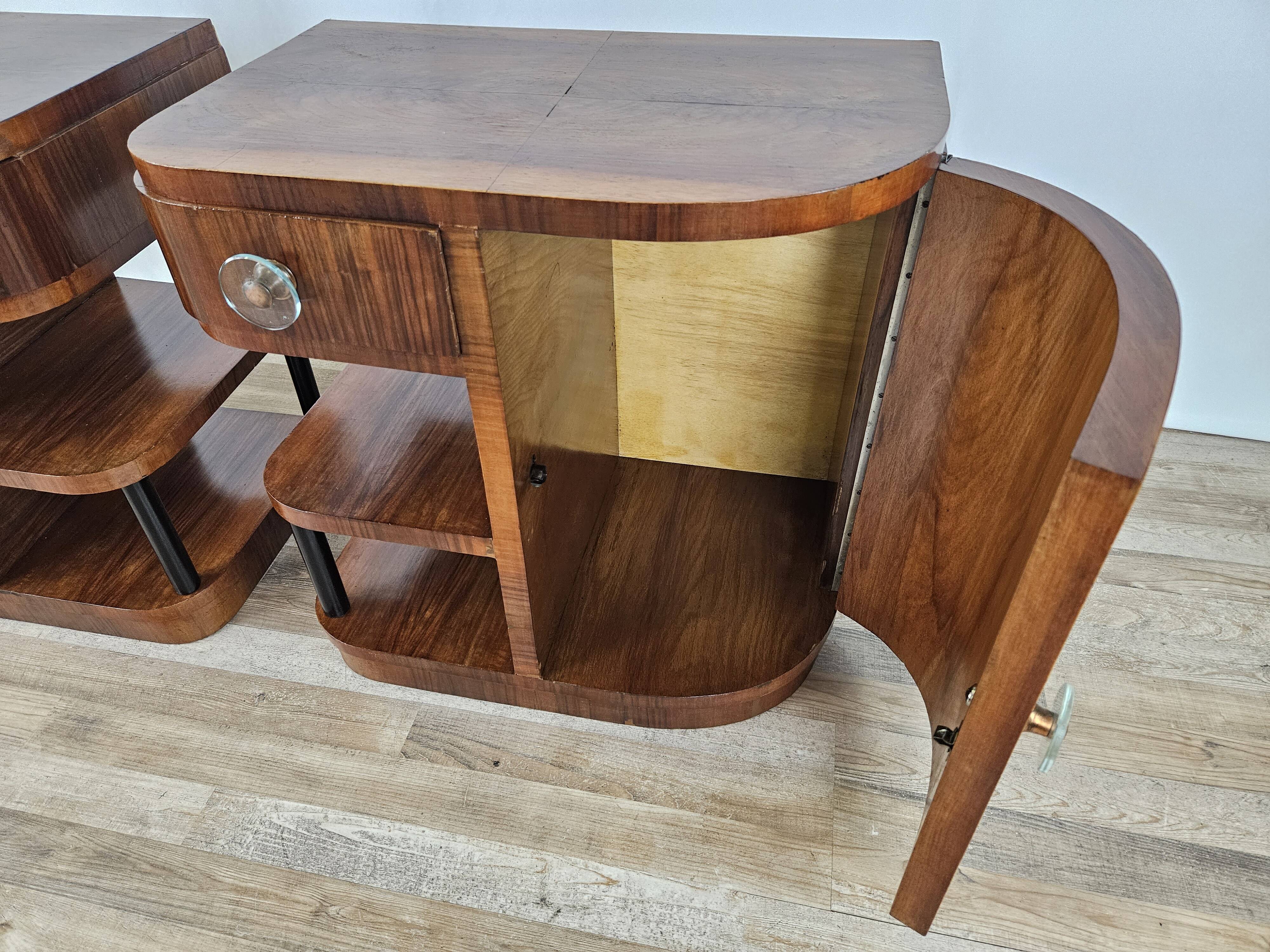 Pair of Art Decò bedside tables in walnut and thuja