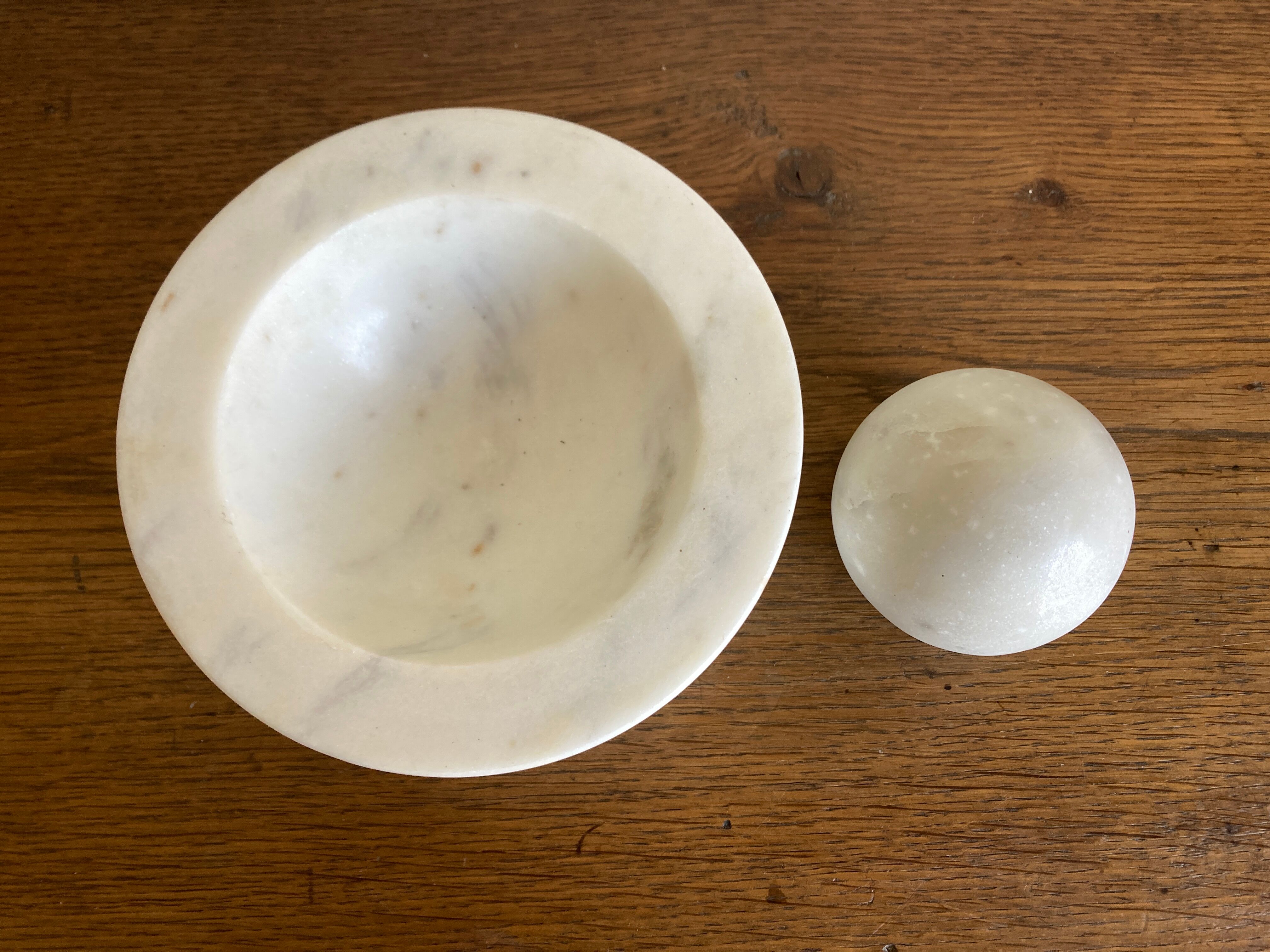 Space Age XXL ashtray in white marble, Italian design 1970.