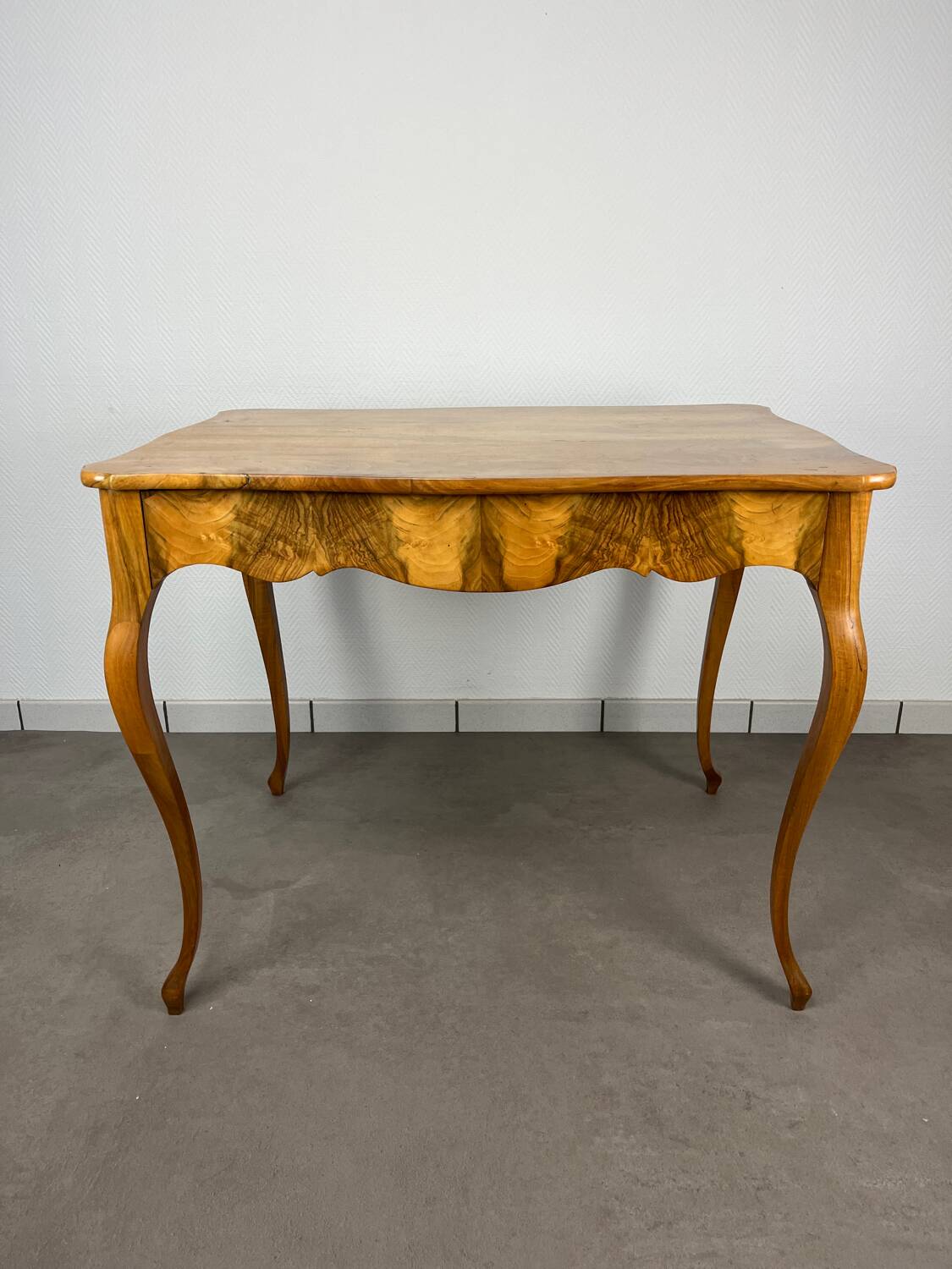 Table Louis XV noyer blond, début 19ème