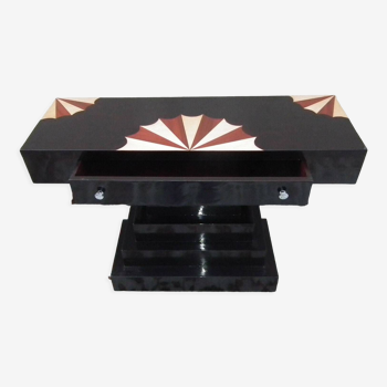 Console en forme de pyramide entièrement en bois de hêtre, loupe d’orme et en palissandre