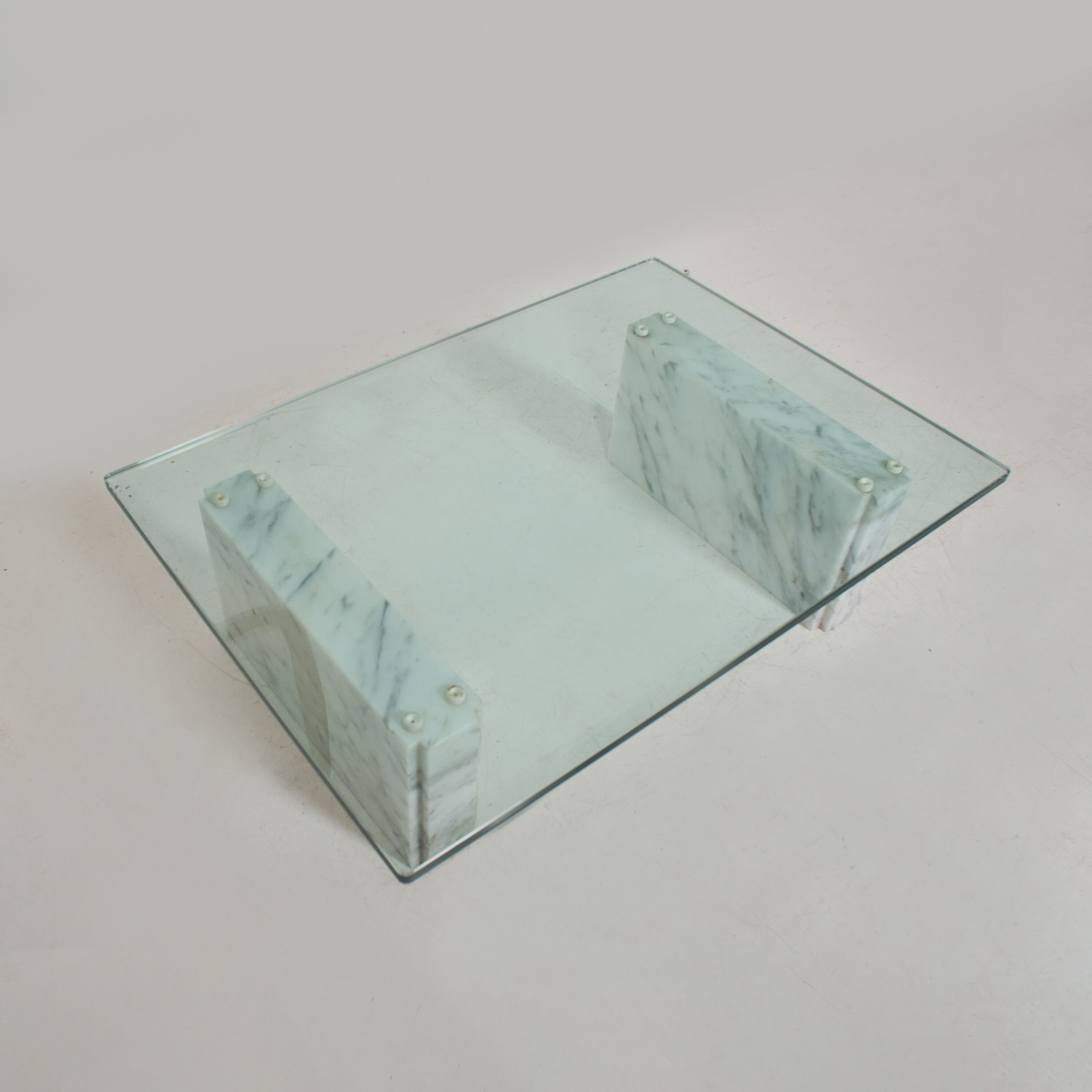 Table basse en marbre de carrare et verre