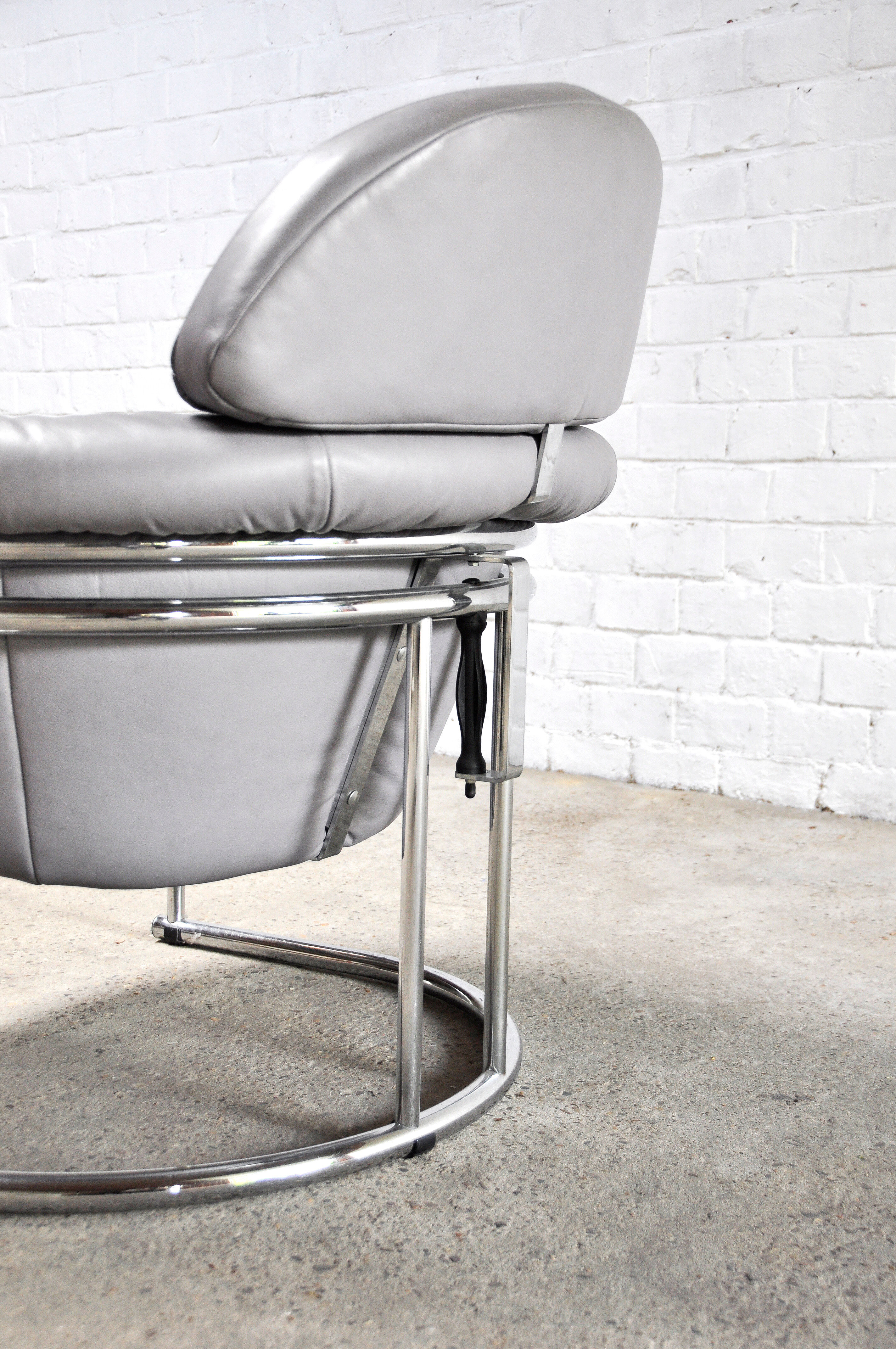 Fauteuil en cuir avec cadre tubulaire chromé, années 1980