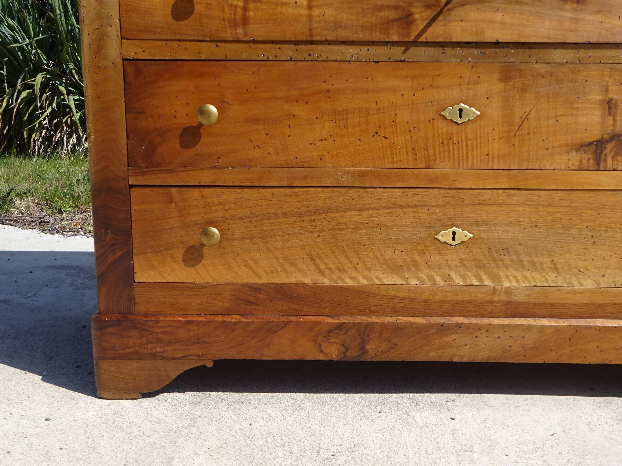 Antique Louis Philippe chest of drawers in solid walnut.