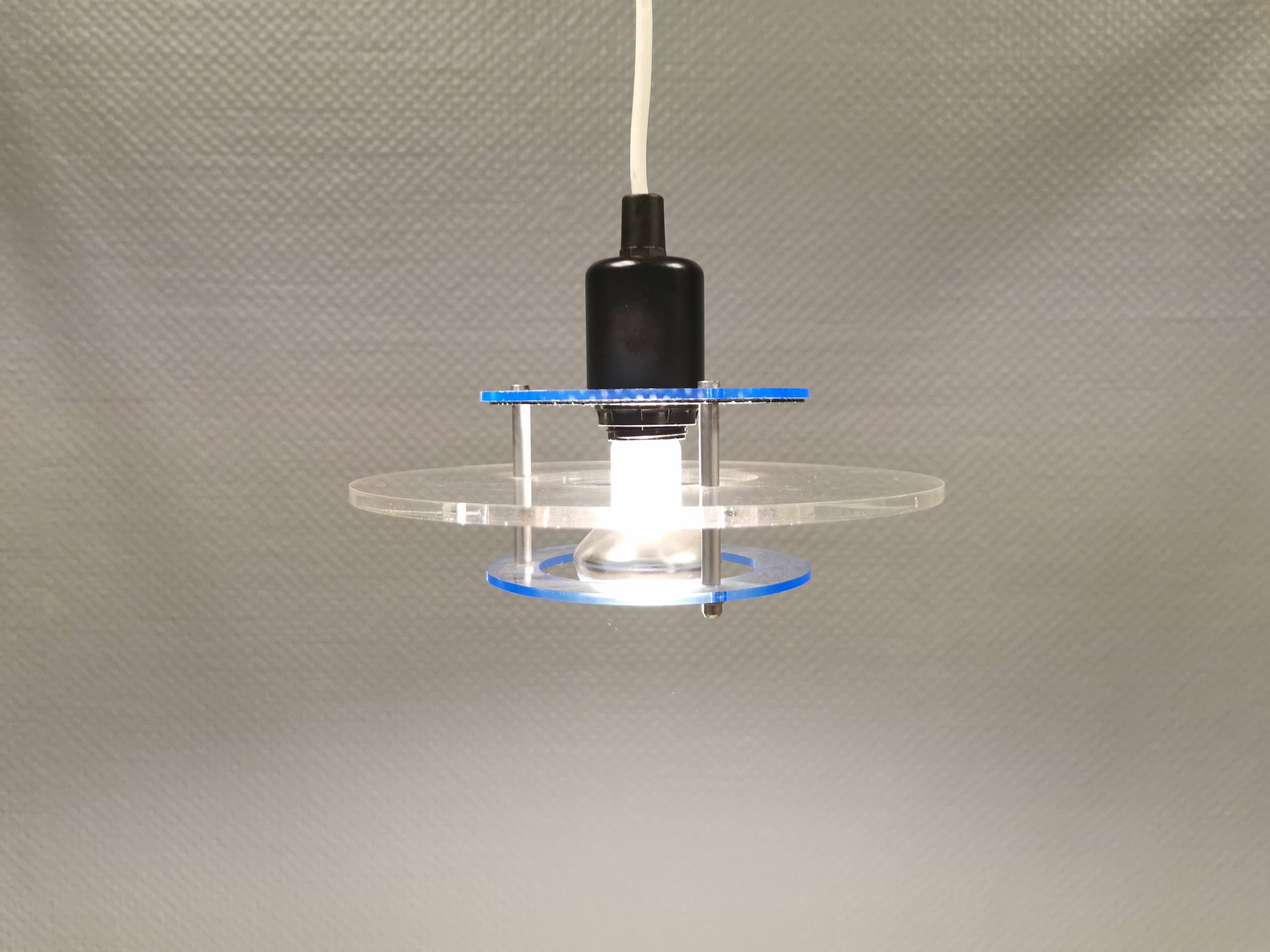 Petite suspension danoise Space-Age en verre plexi translucide, estimée années 1980.