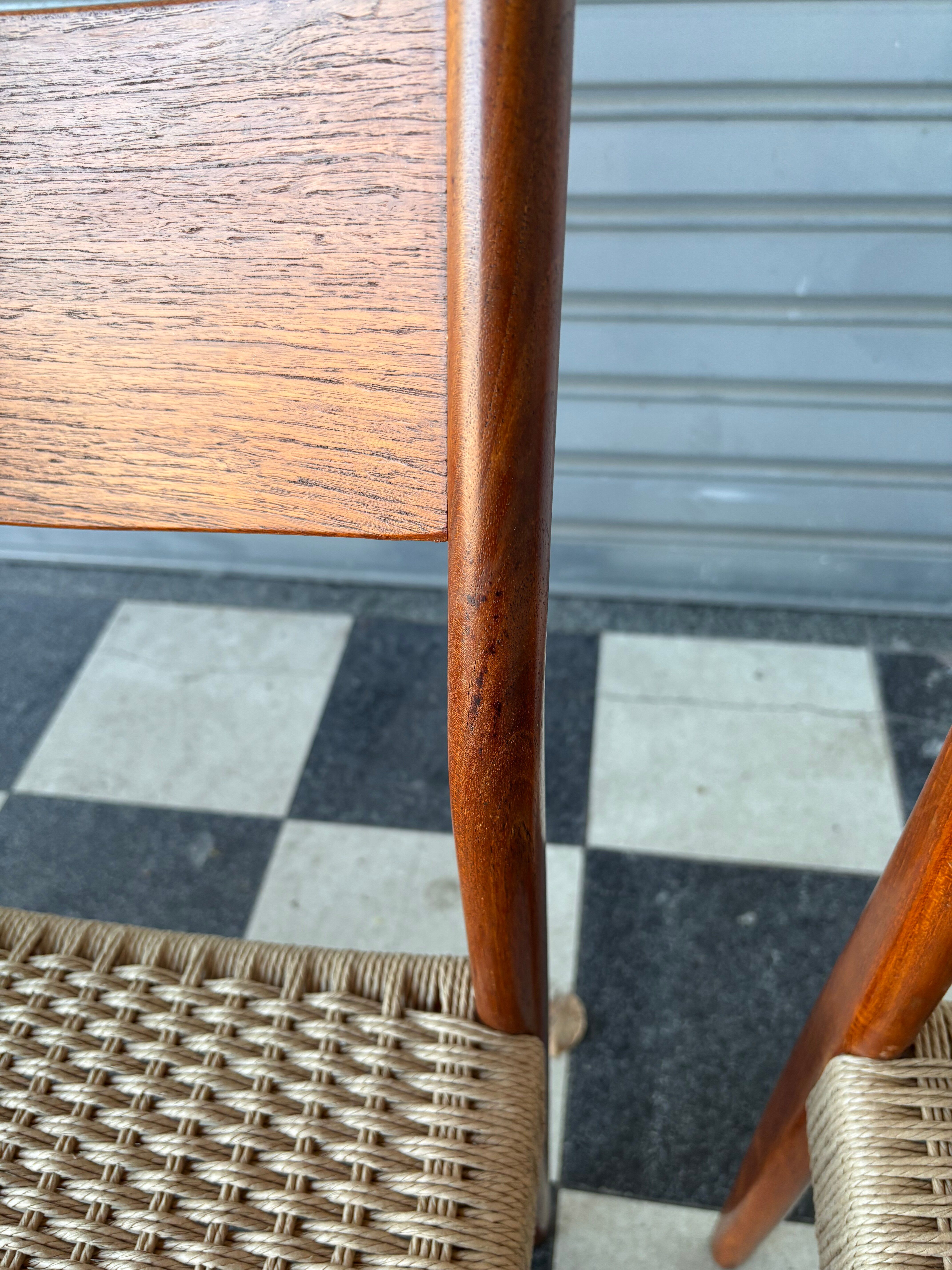 Set of 6 Fristho chairs in teak and rope.