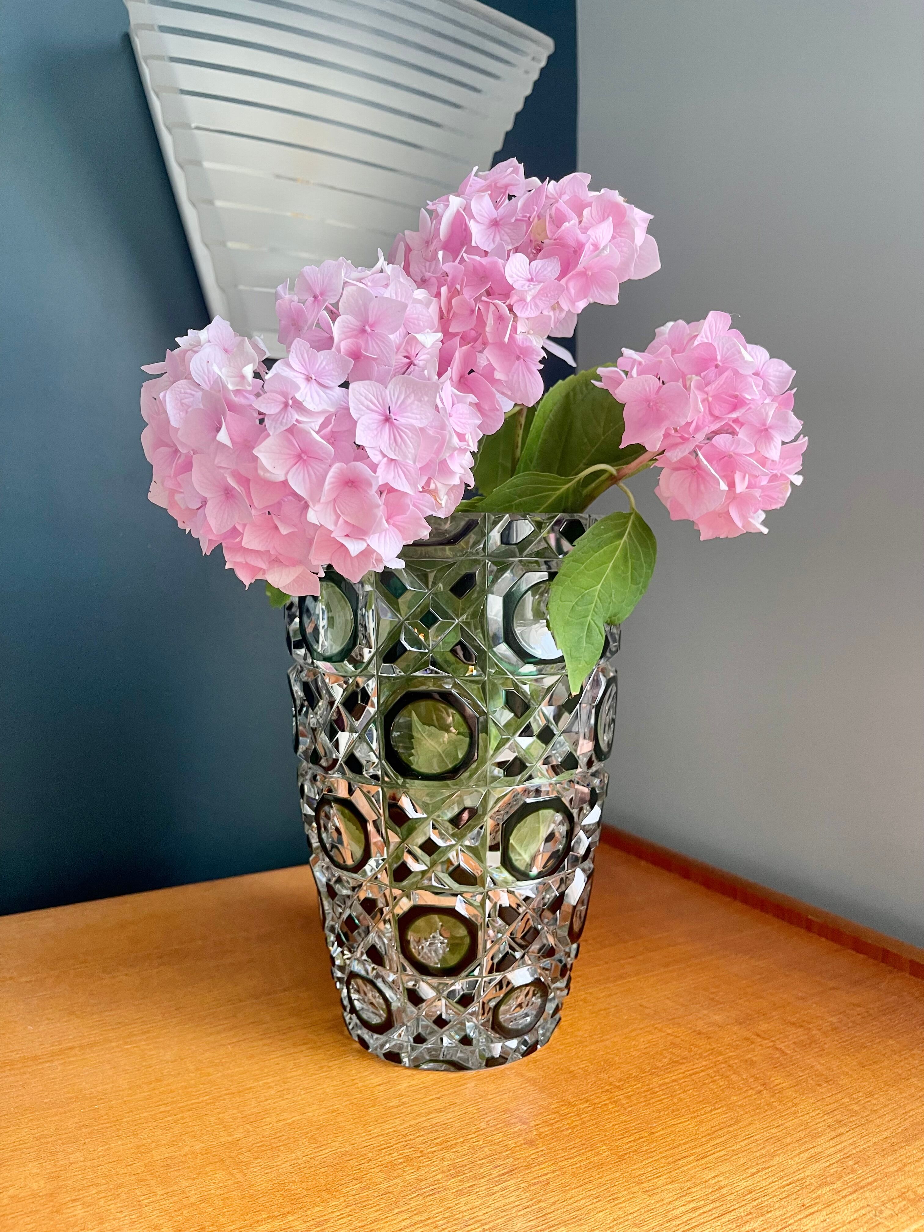 Vase en verre vert par Val St Lambert Belgique
