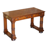 Renaissance writing table in flamed walnut, Pugin style, around 1850.