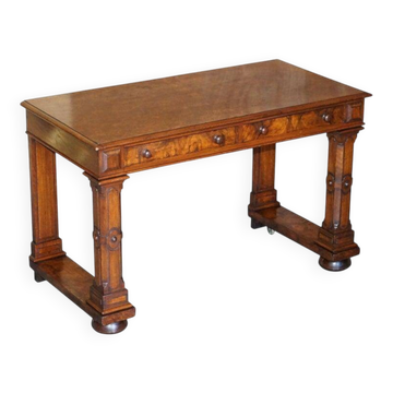 Renaissance writing table in flamed walnut, Pugin style, around 1850.