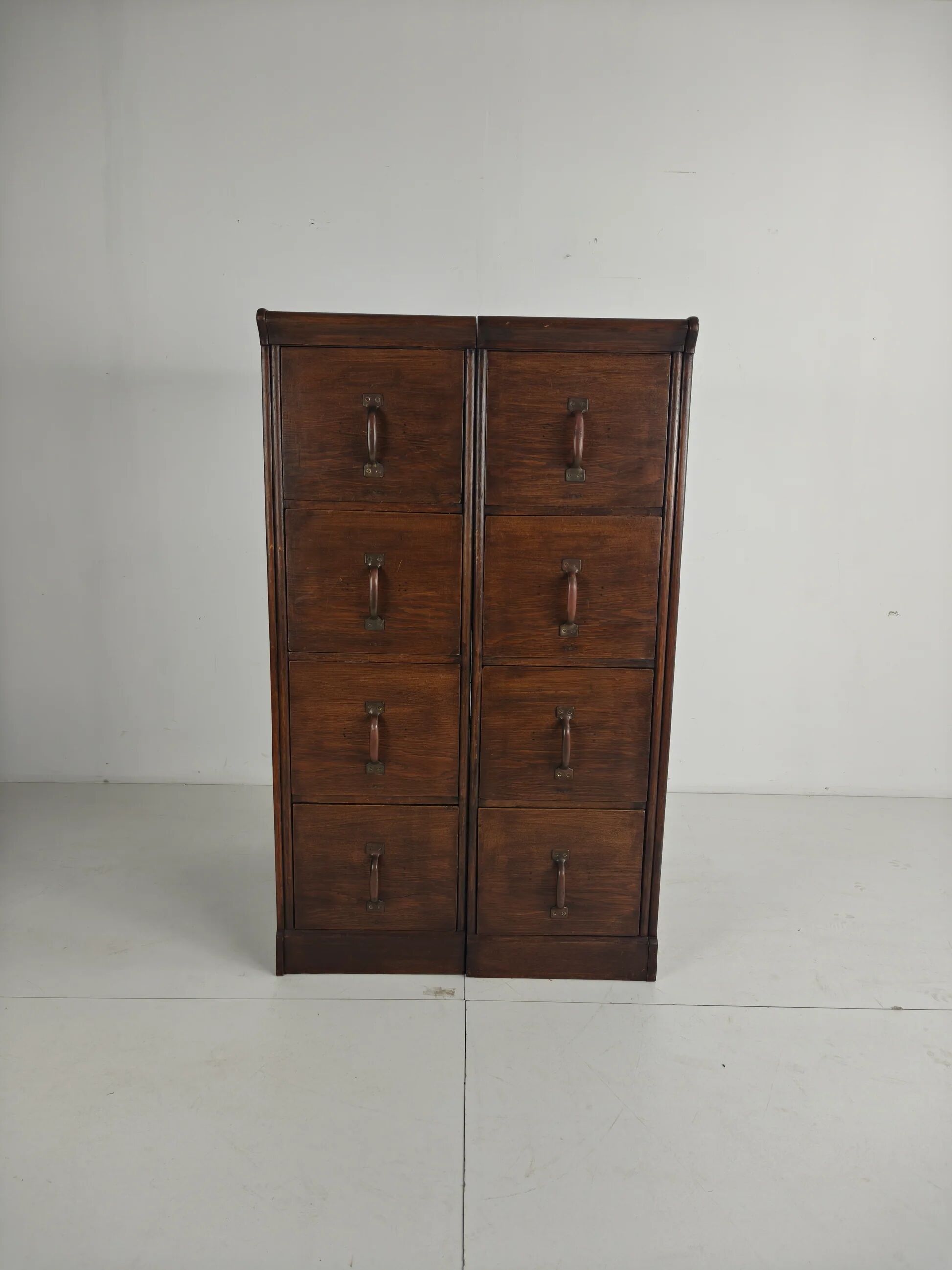 Armoire à archives double en chêne massif – Pays-Bas, 1920–1940