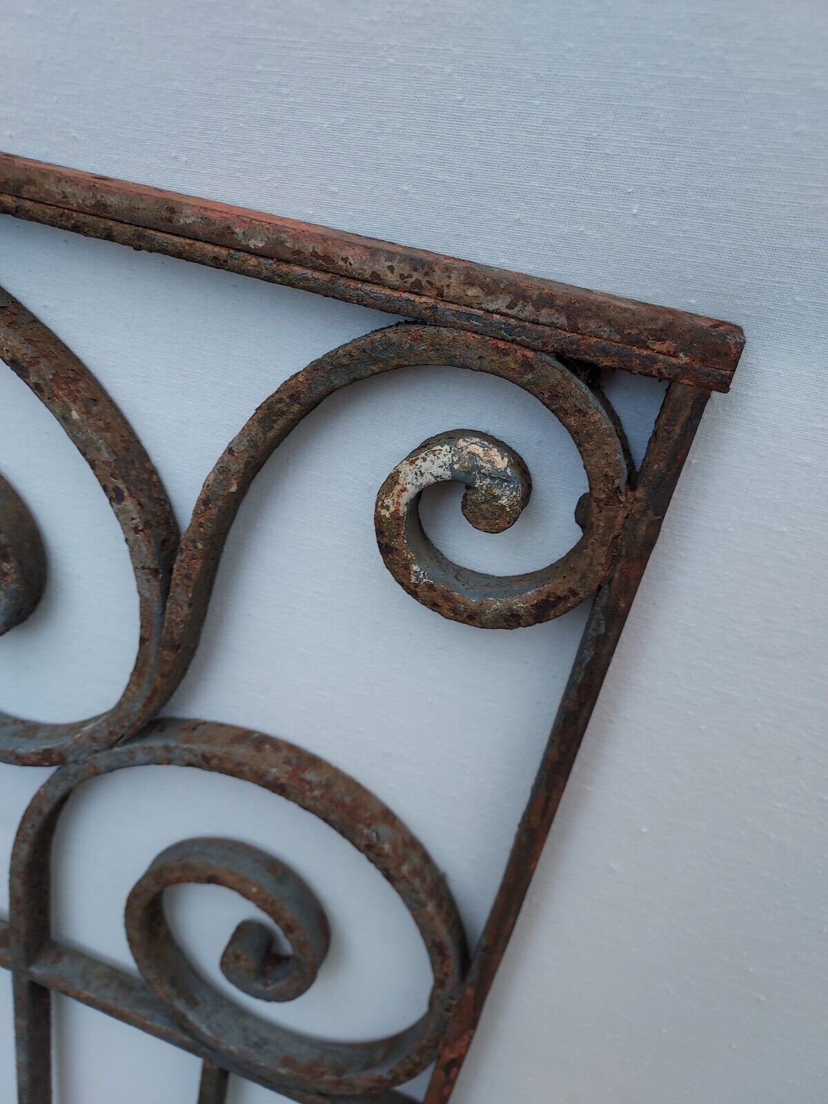Grille de porte en fer forgé