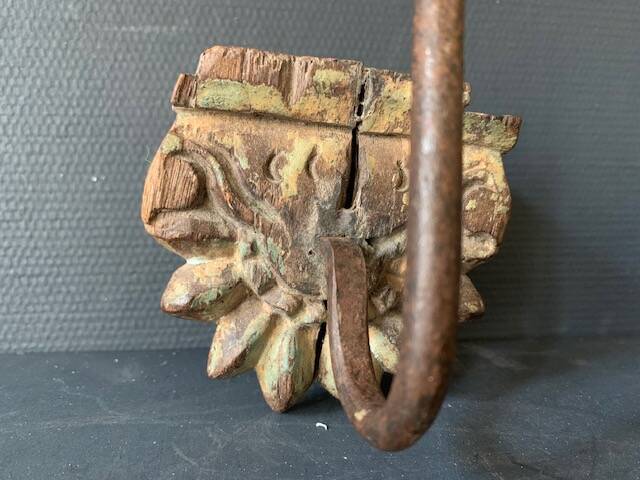 Wall hook in hand-carved wood and iron, antique, India, 1920
