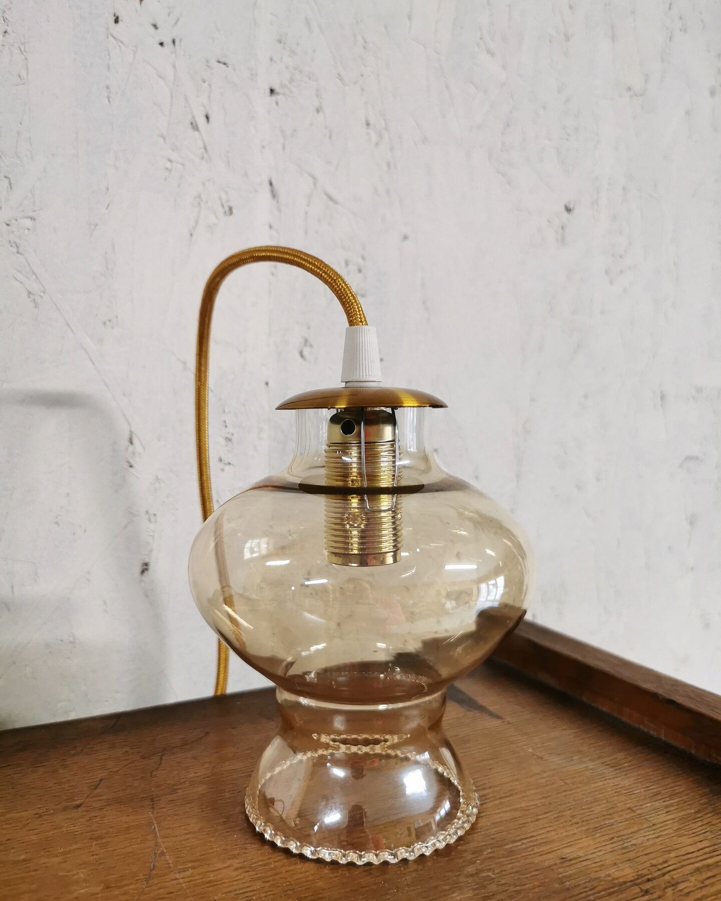 Vintage globe suspension hand lamp