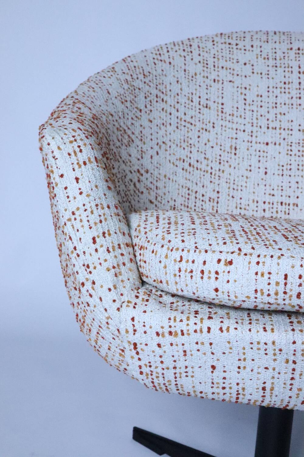 Fauteuil pivotant, tissu bouclé rouge et orange, années 1970