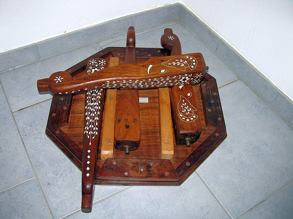 Table basse indienne « Ccic » des années 1970
