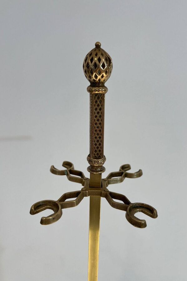 Nécessaire de cheminée de style néoclassique en bronze et laiton ciselé