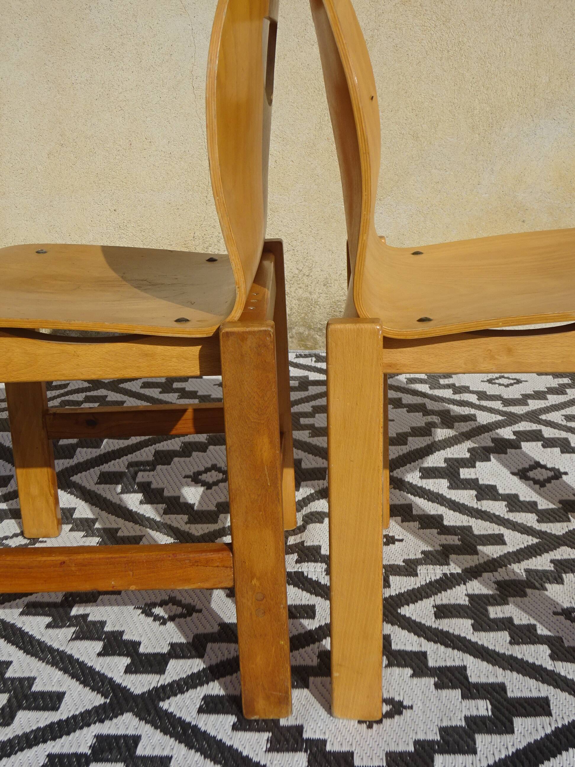 Paire de chaises en bois clair, assise et dossier post formé