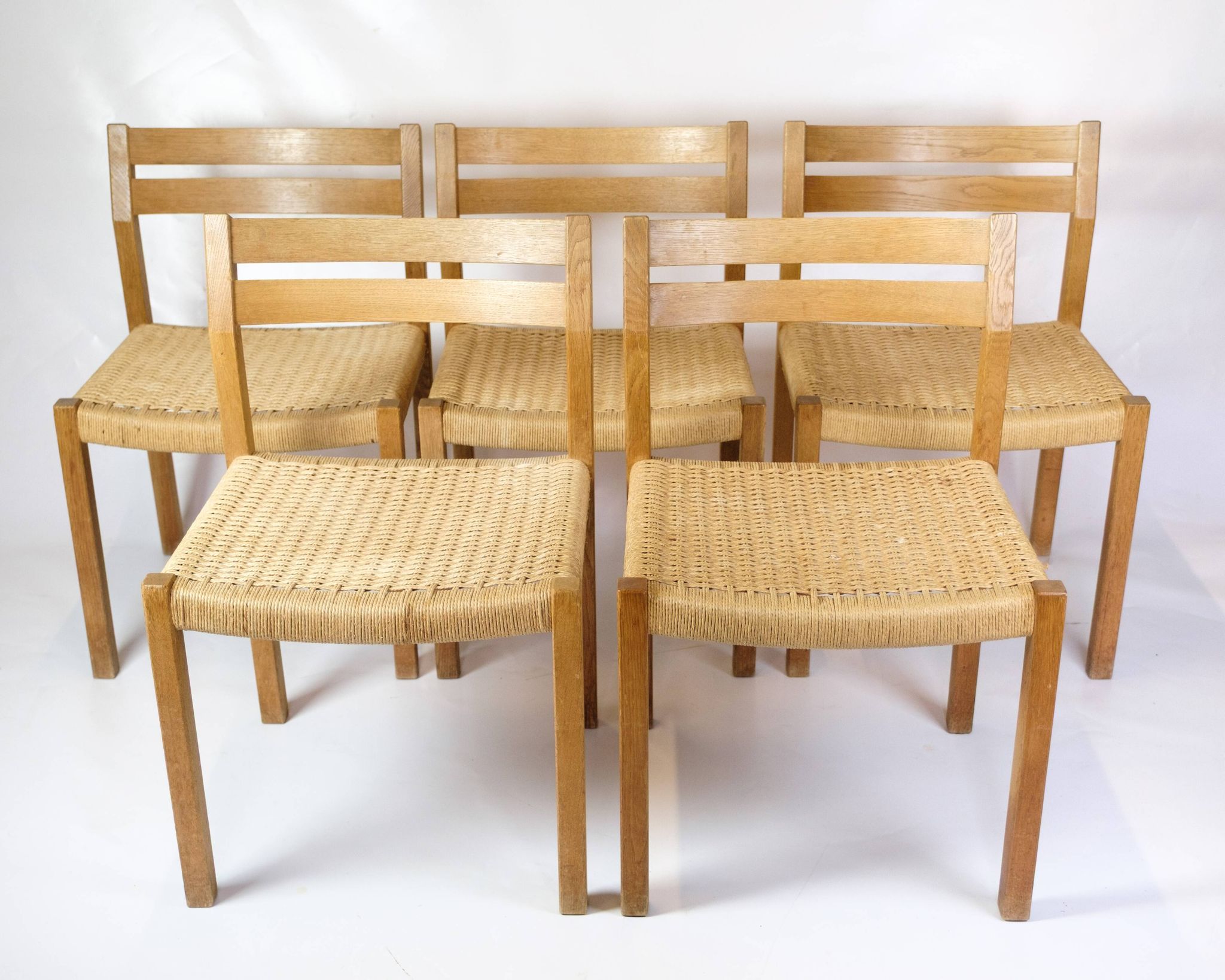 Ensemble de cinq chaises de salle à manger modèle 401 en chêne par Jørgen H. Møller