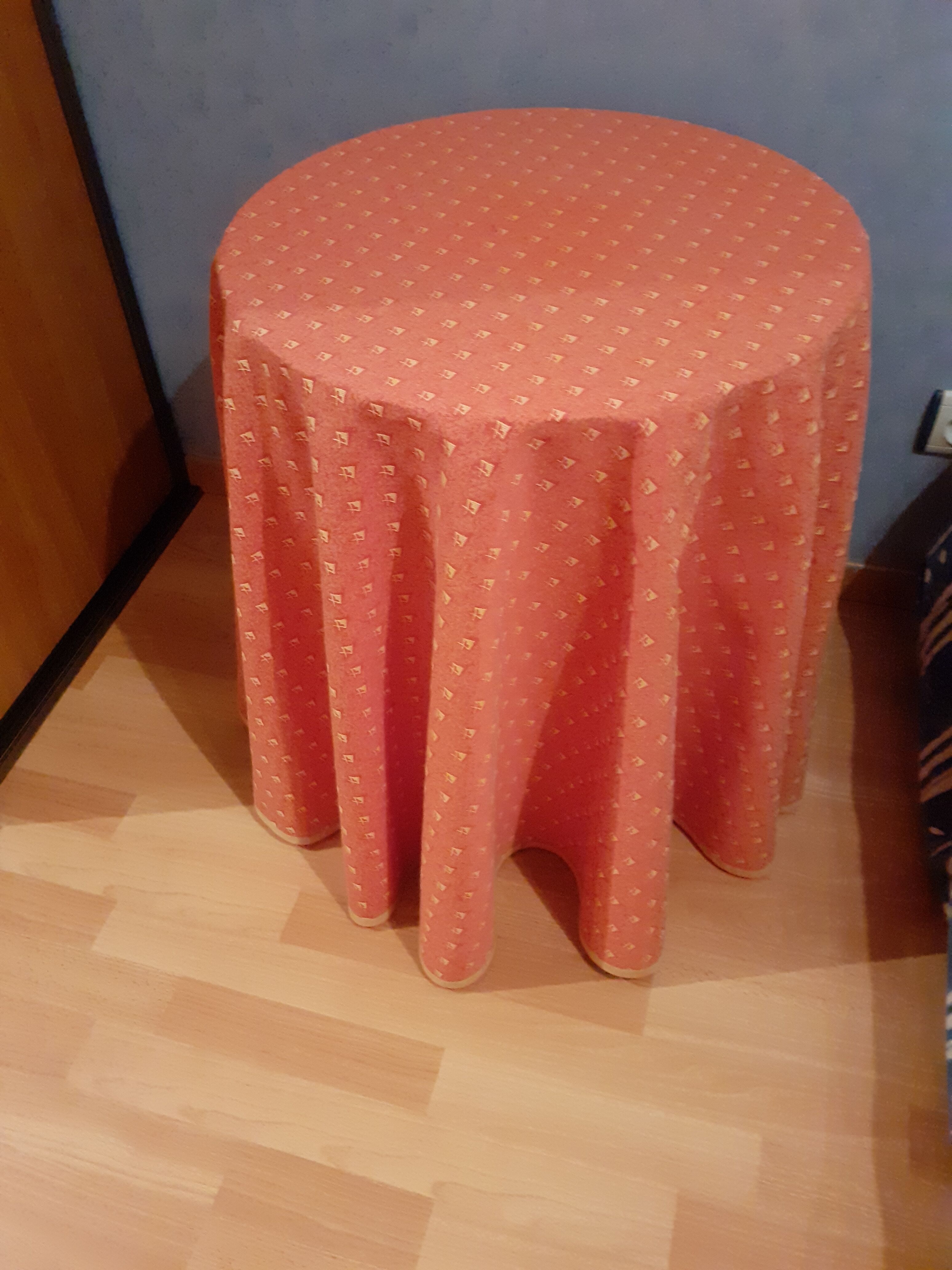 Table à juponner et 2 paire de chaussures