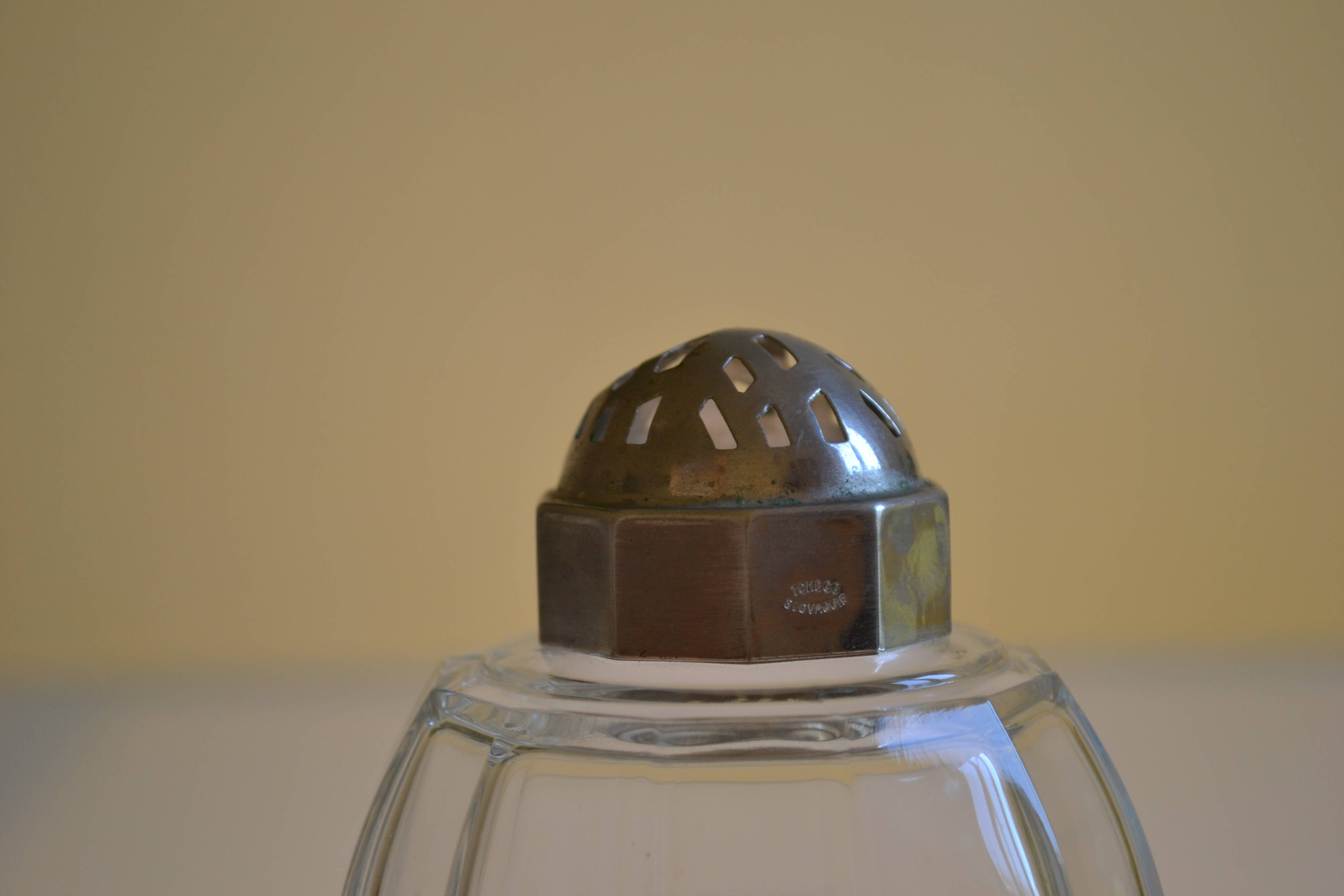 Sucrier Saupoudreuse Art Déco en verre de Tchécoslovaquie