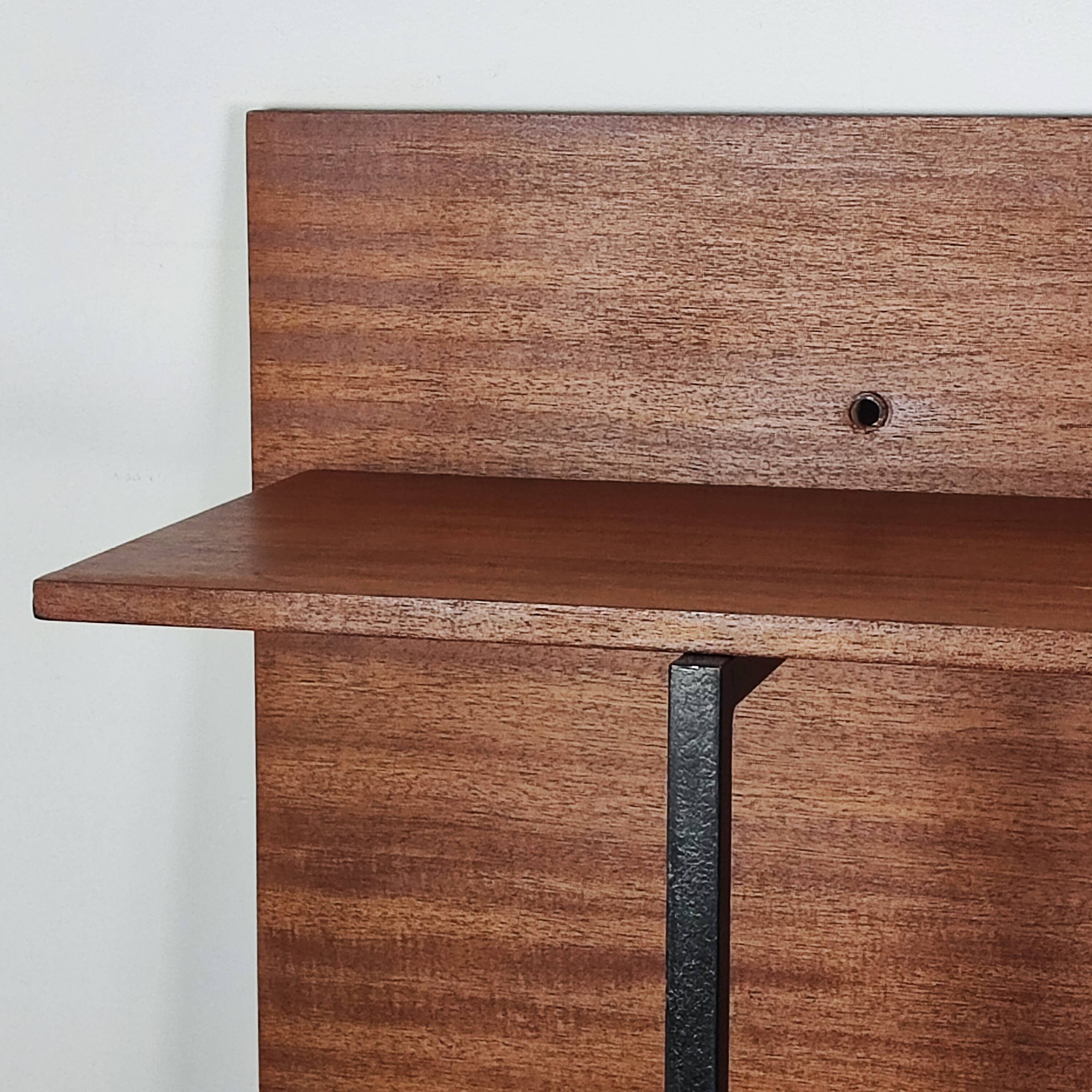 Wall shelf/bookcase