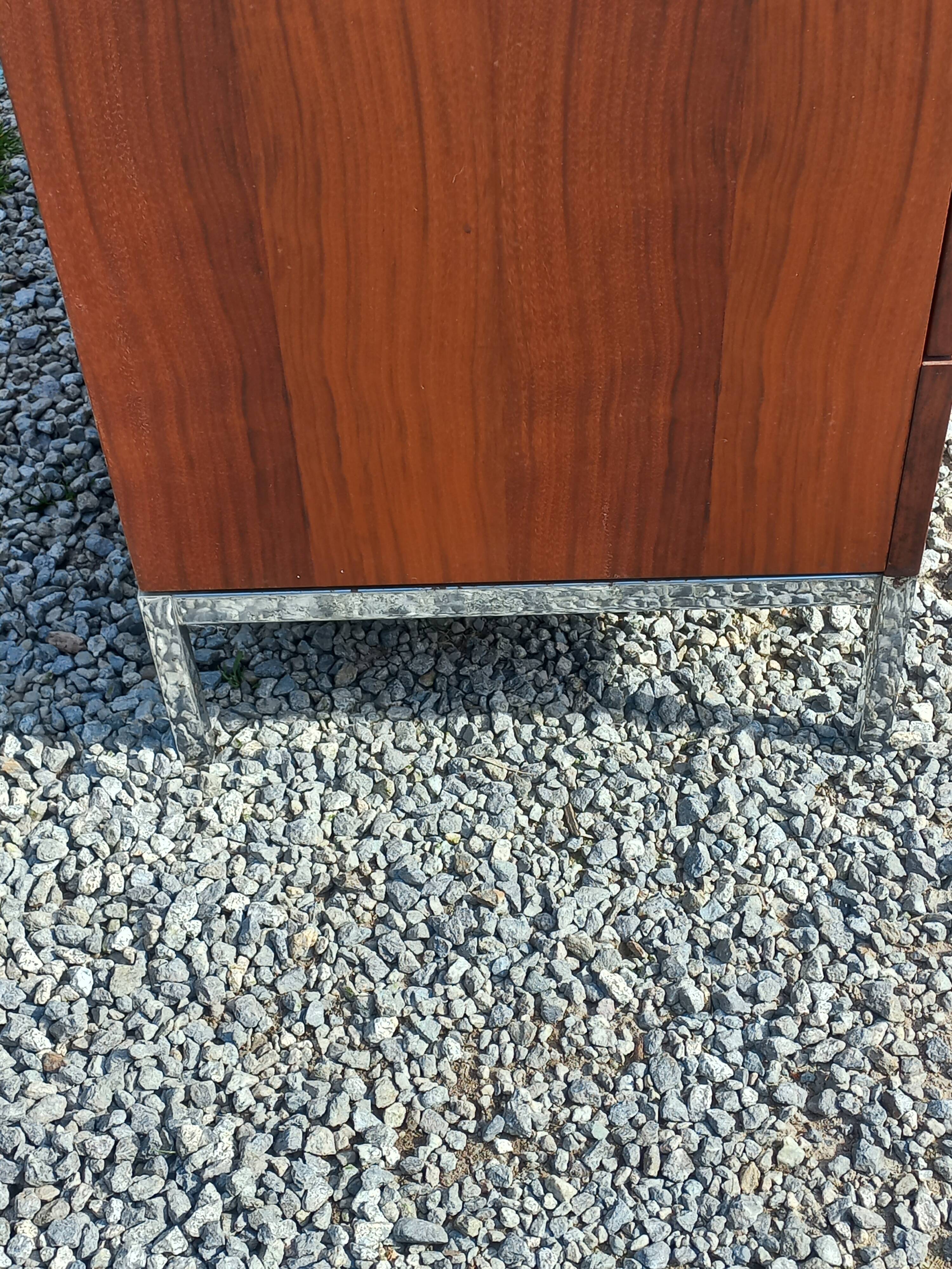 Florence Knoll buffet in wood and marble with chrome legs from the 1970s.