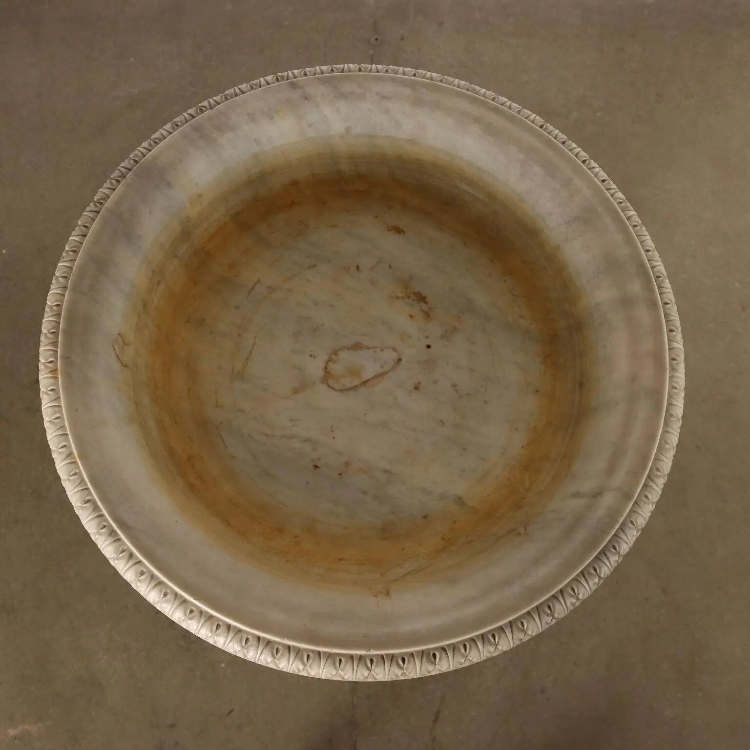 Antique Neo-Renaissance jardinière in marble, decorations, 19th century.