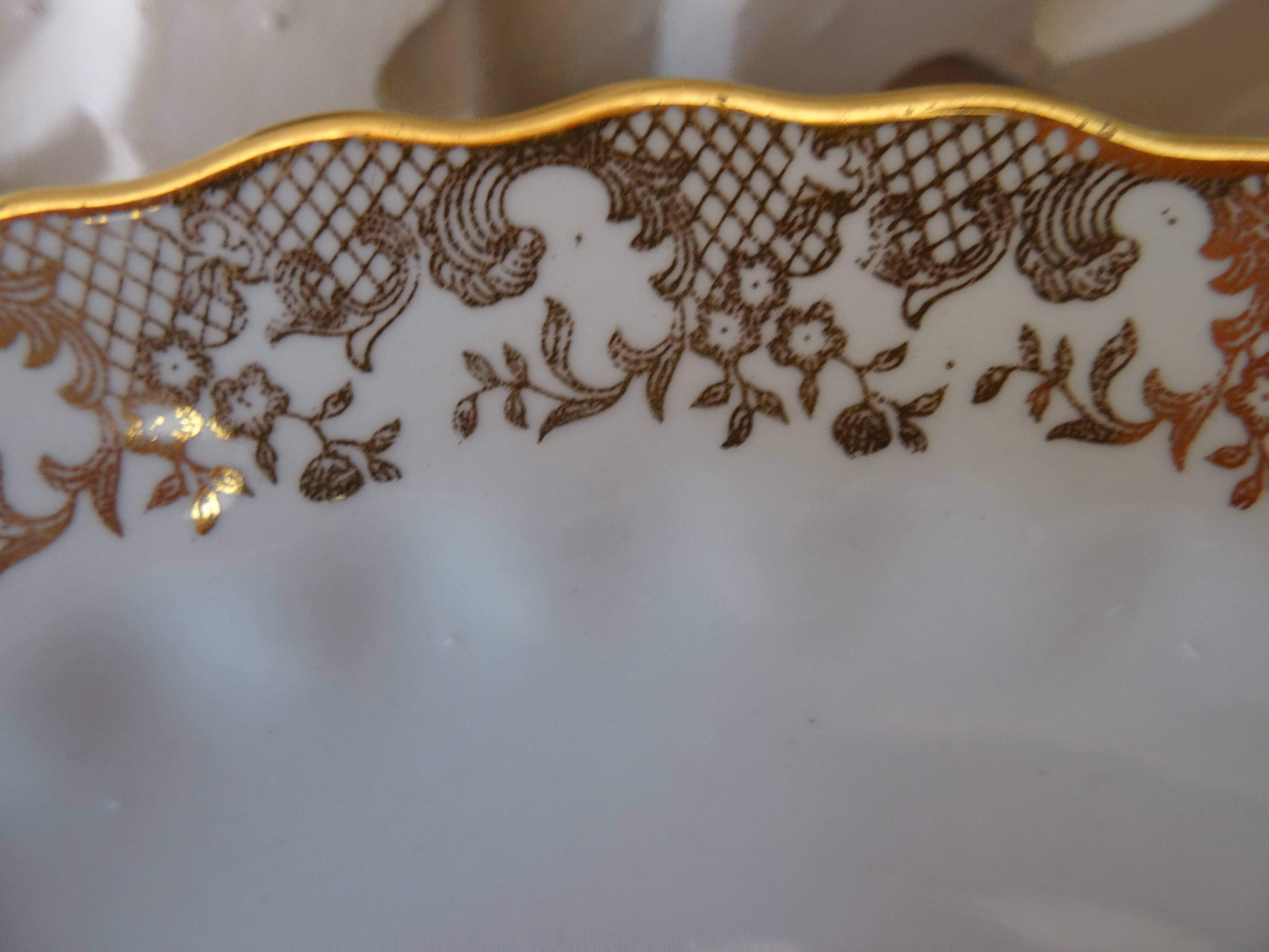 Lot de 12 assiettes blanches et or