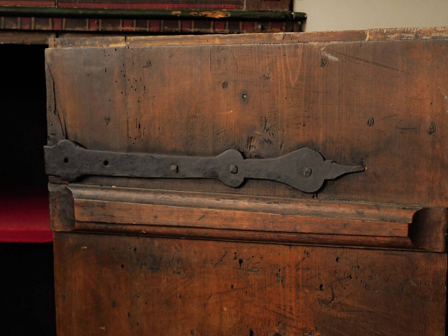 Armoire bavaroise peinte en pin massif – XVIIIᵉ siècle