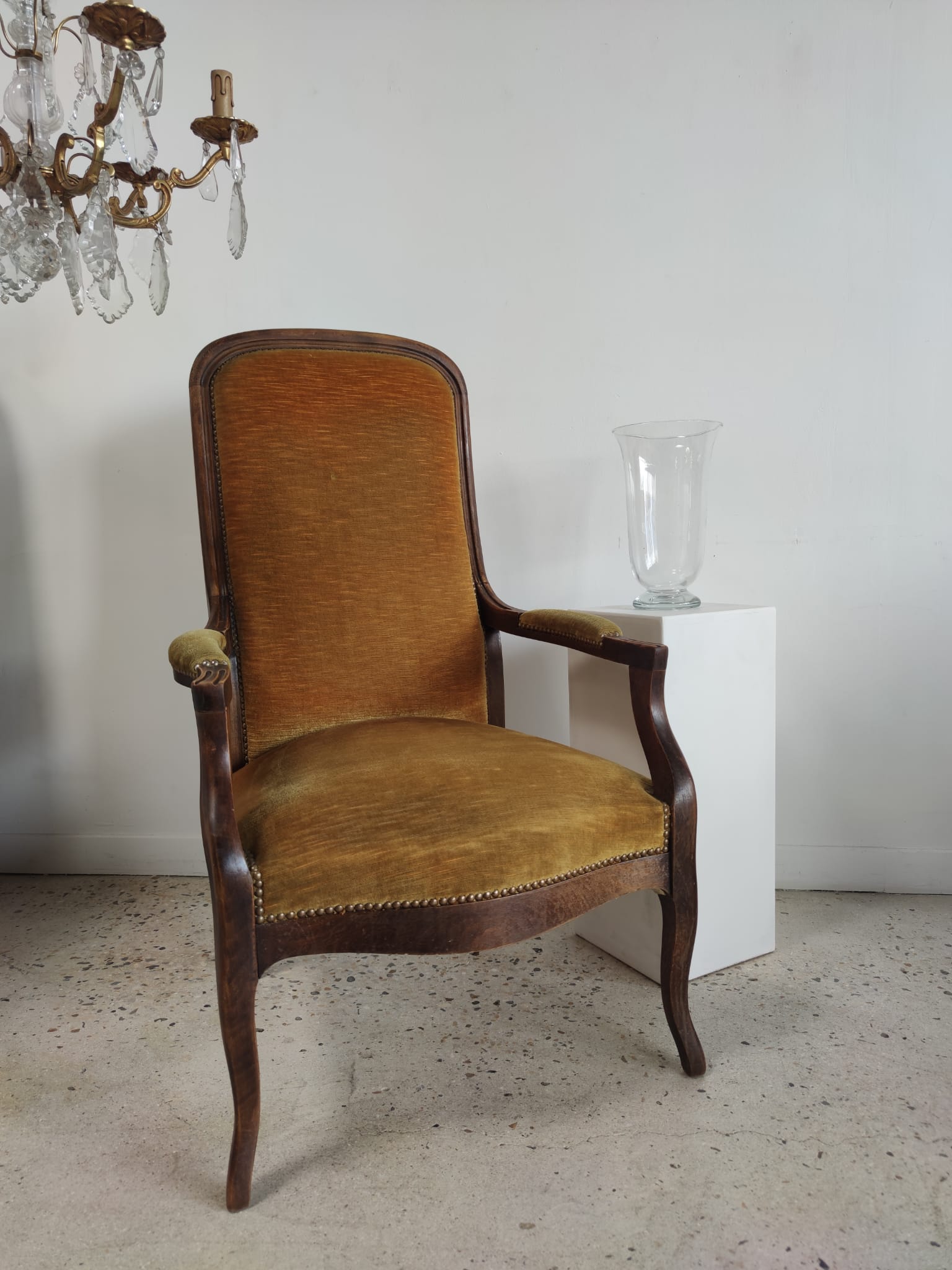 Fauteuil Voltaire garniture de velours jaune