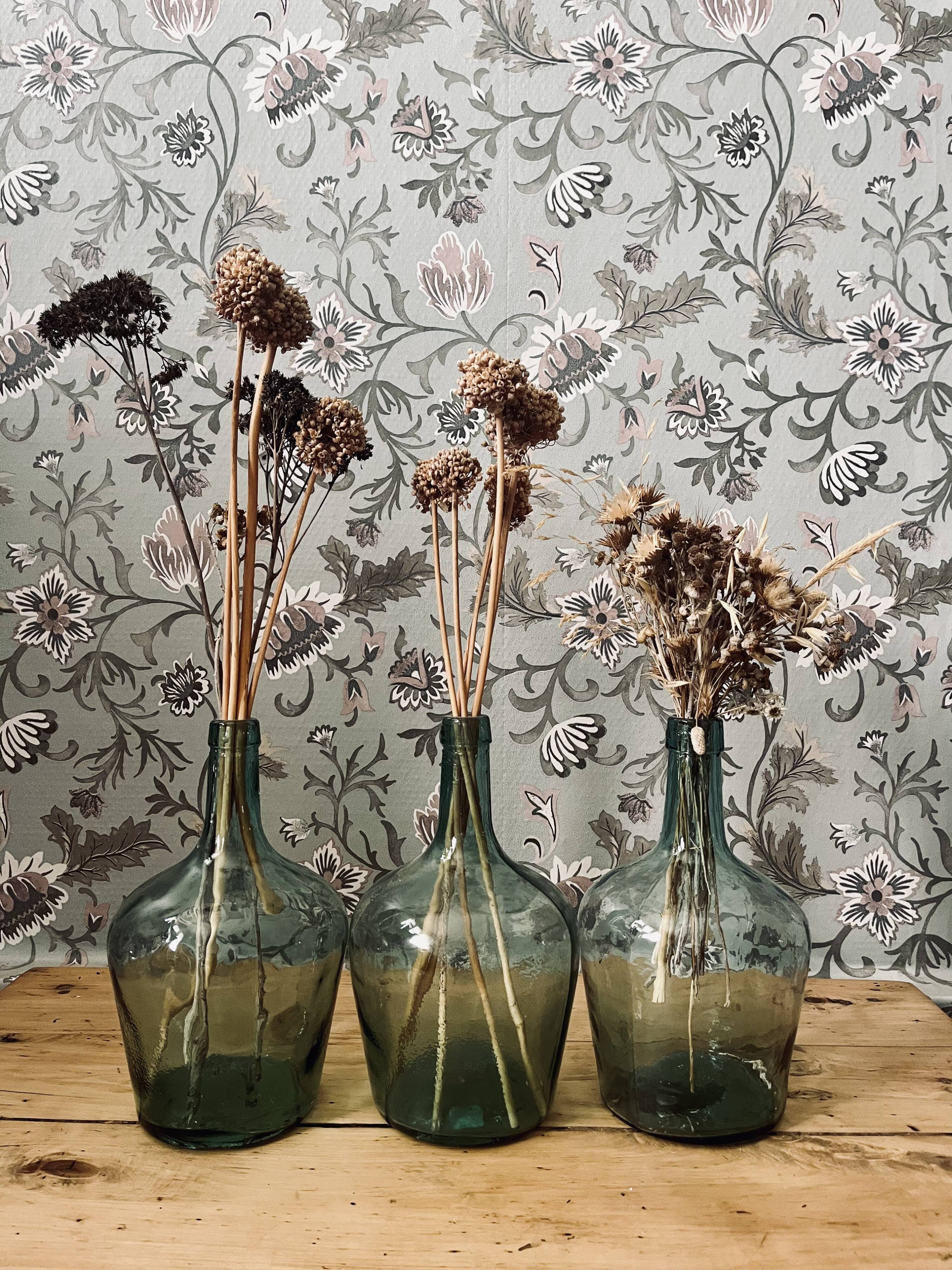 Series of 3 ladies jeanne / carboys