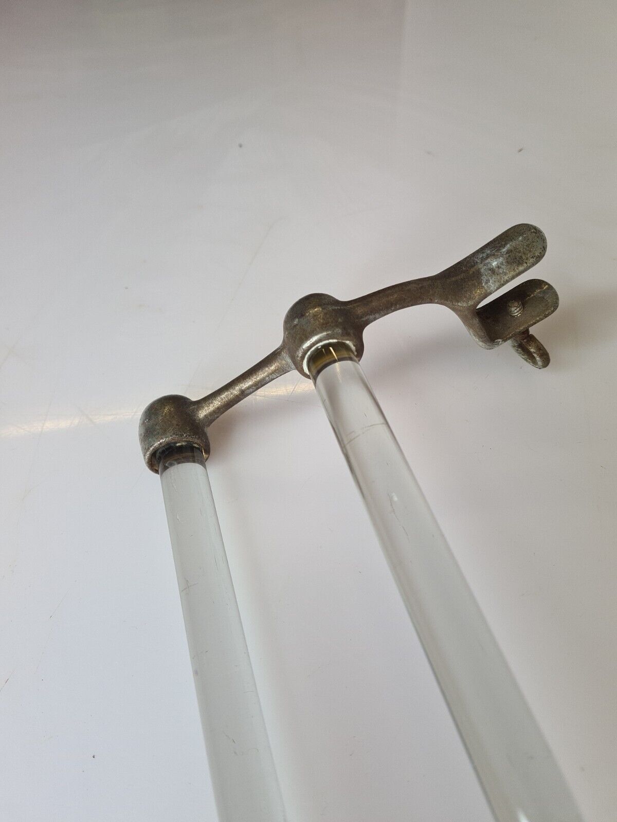 Towel rack in chrome iron and glass