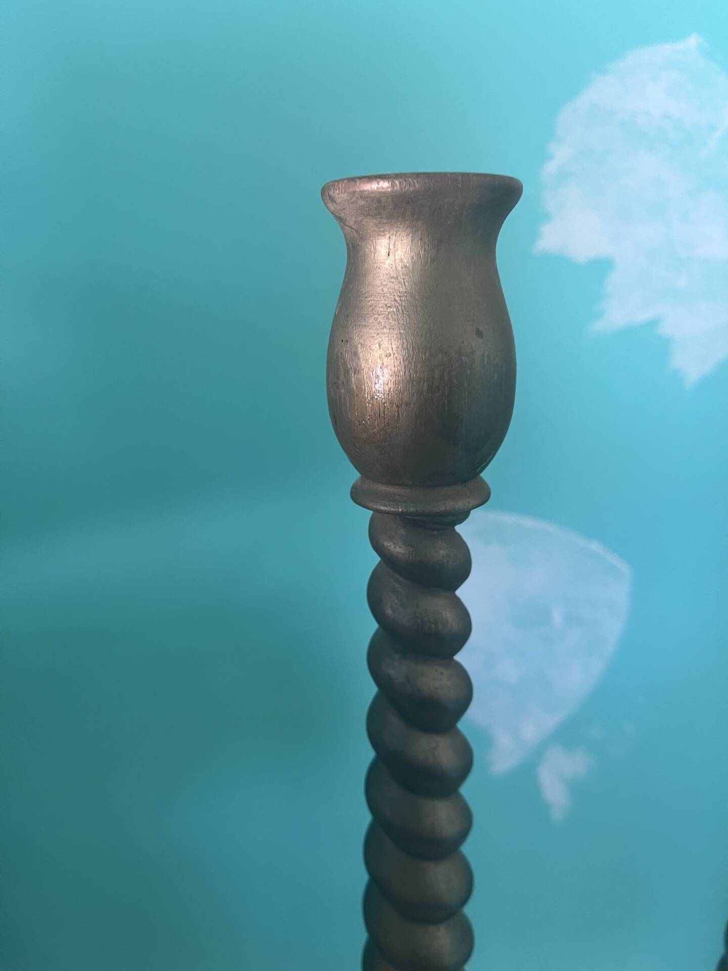 Paire de grands bougeoirs en bois torsadé doré — Hauteur 62 cm — Déco