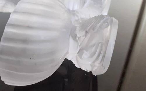 Saleron double forme, poissons entrelacés en verre opaque blanc