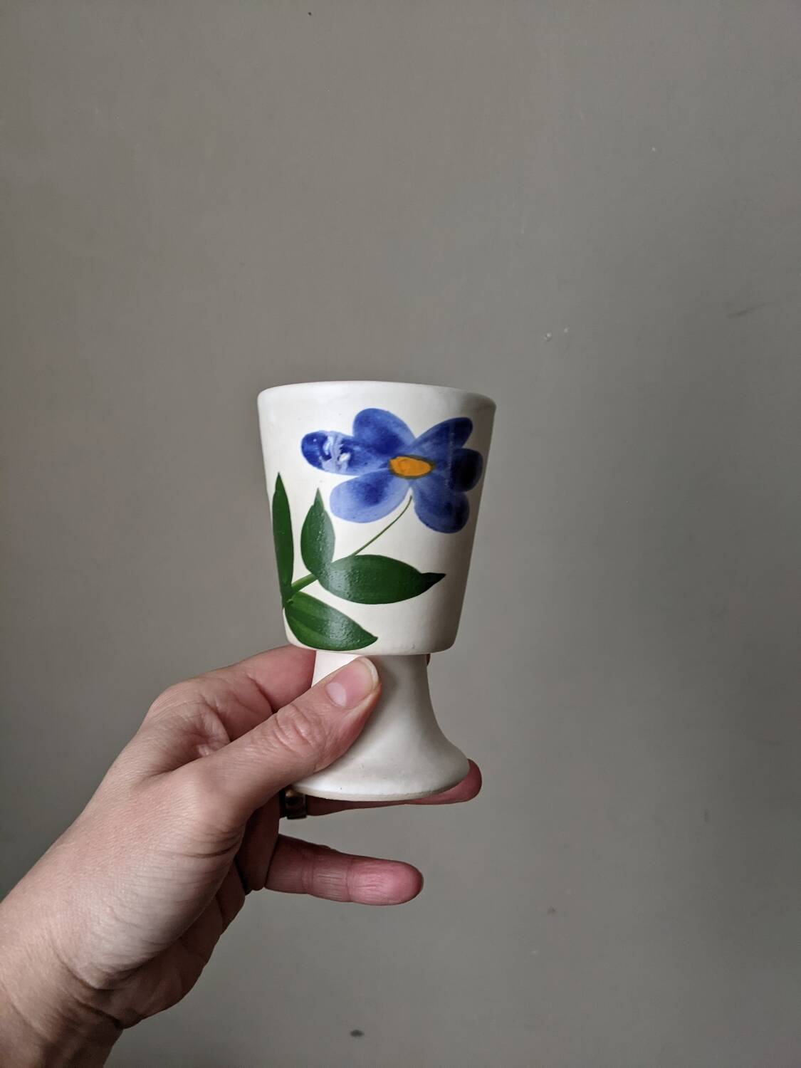 Ceramic mazagran with hand-painted floral decoration.