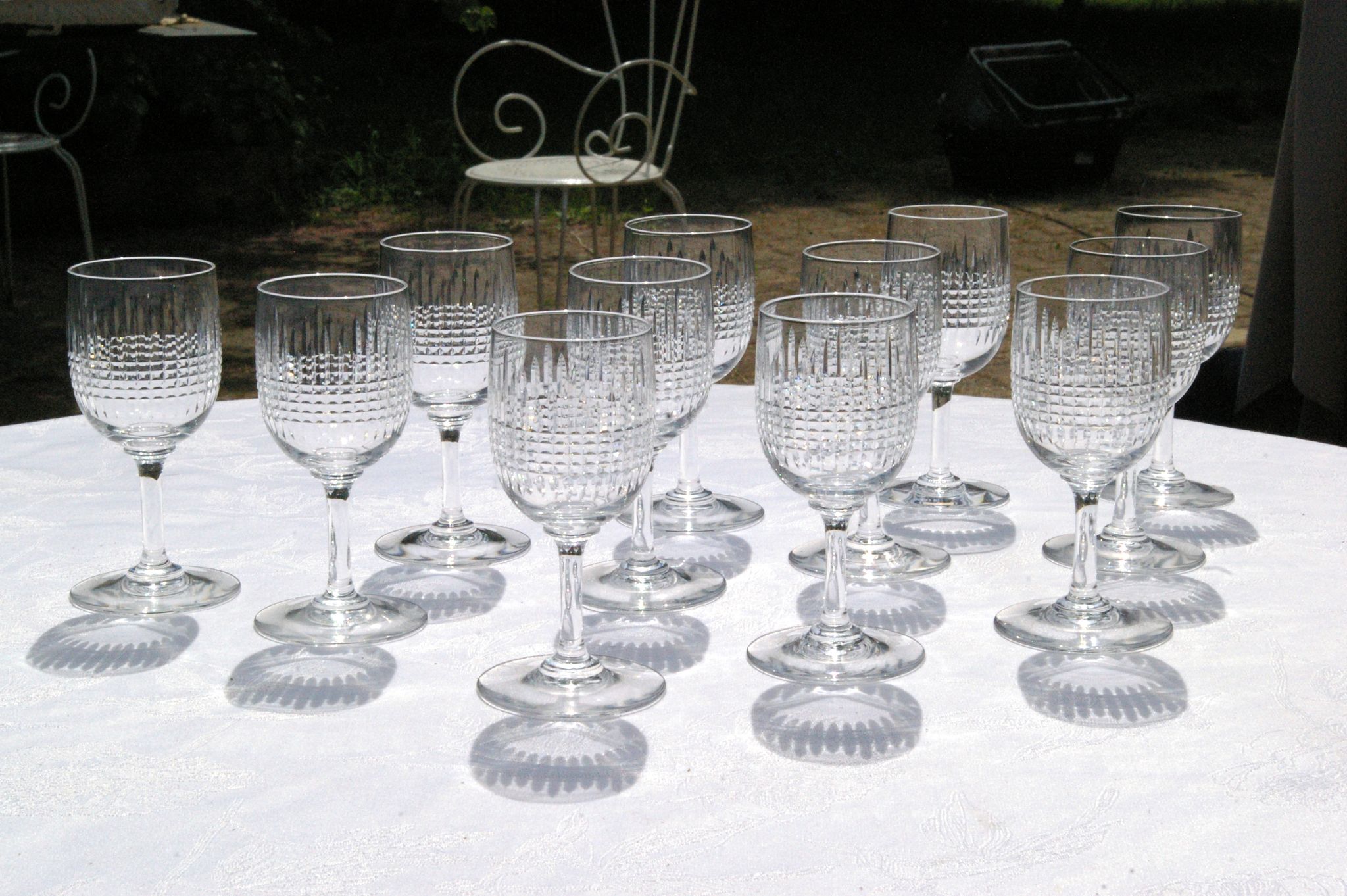 BACCARAT NANCY - 12 Glasses of white wine in cut crystal - Signed - H 12,5cm