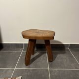 Tabouret brutaliste en bois massif