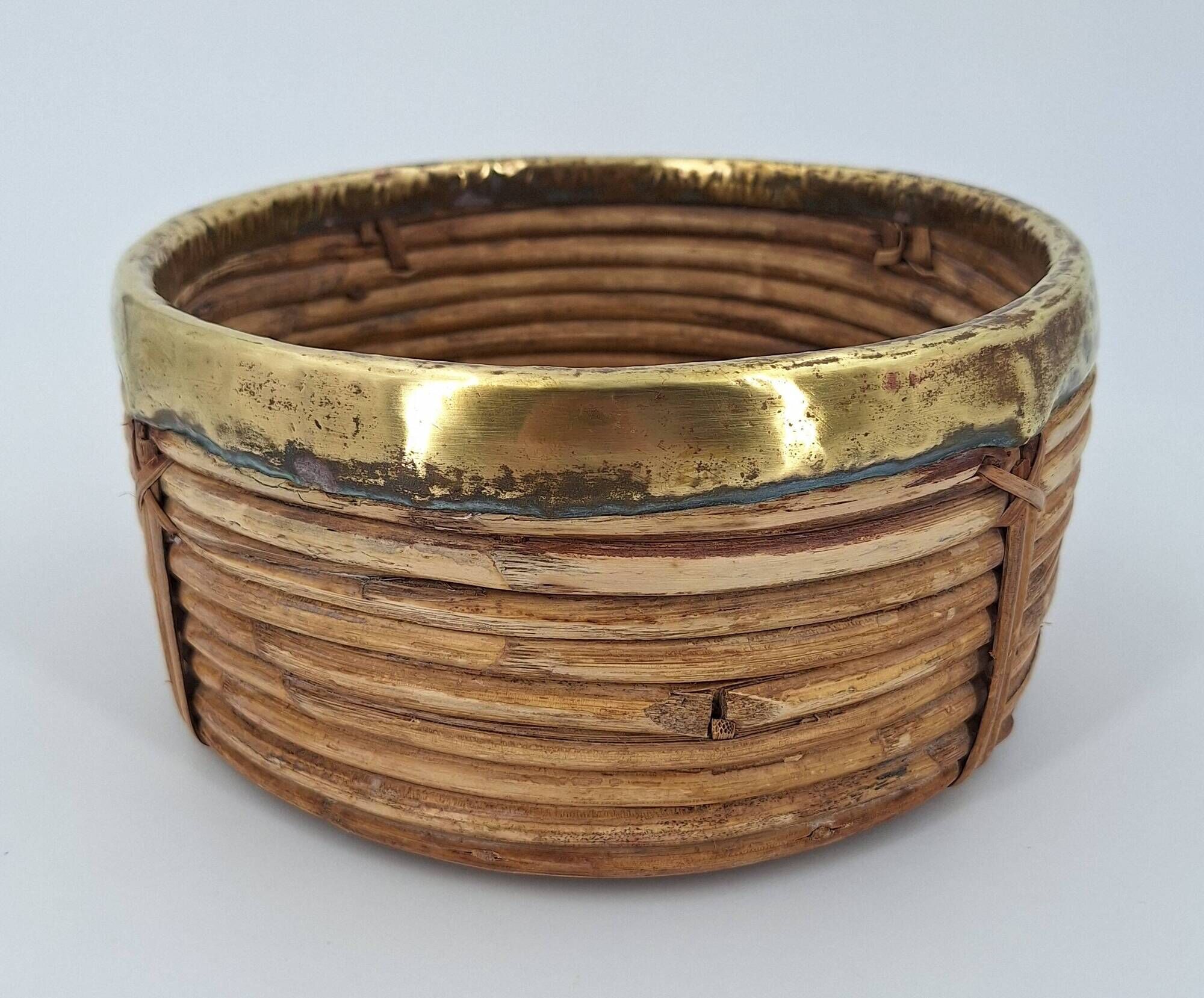 Cache-pot en rotin cerclé de laiton vers 1960 DLG Gabriella Crespi