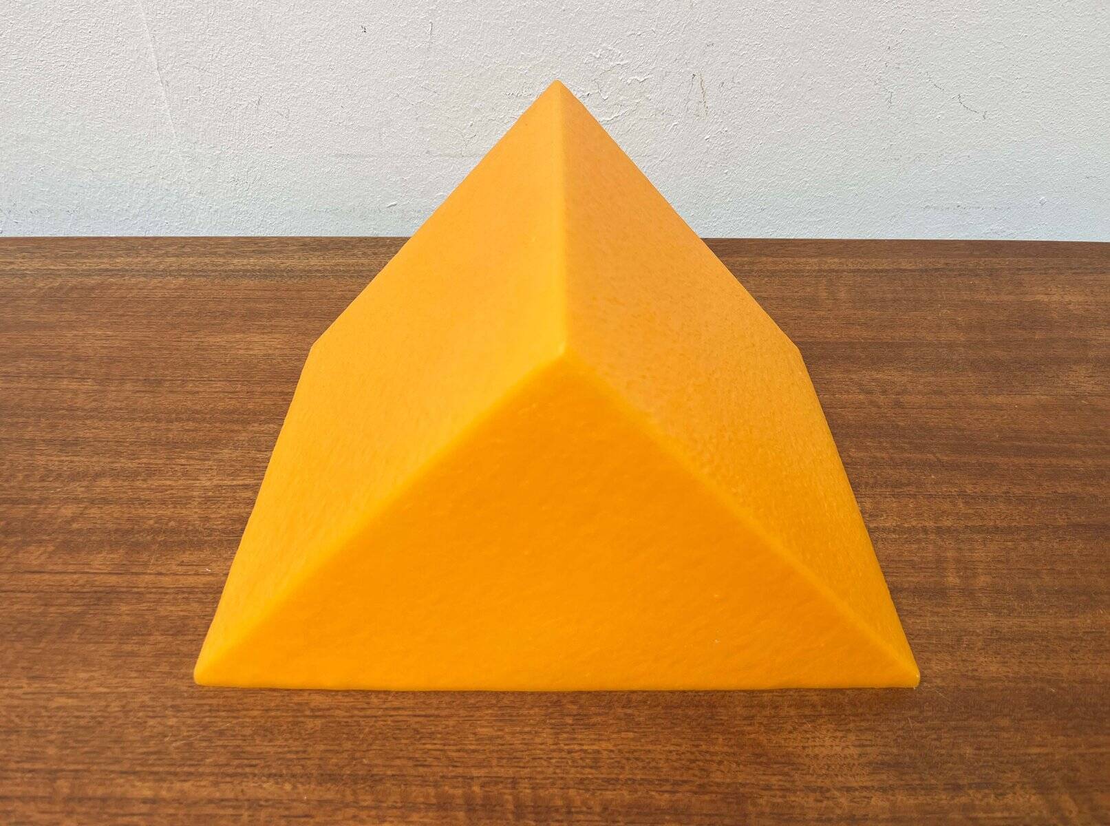 Lampe de sol ou de table en forme de prisme orange postmoderne de Heico, années 1980.