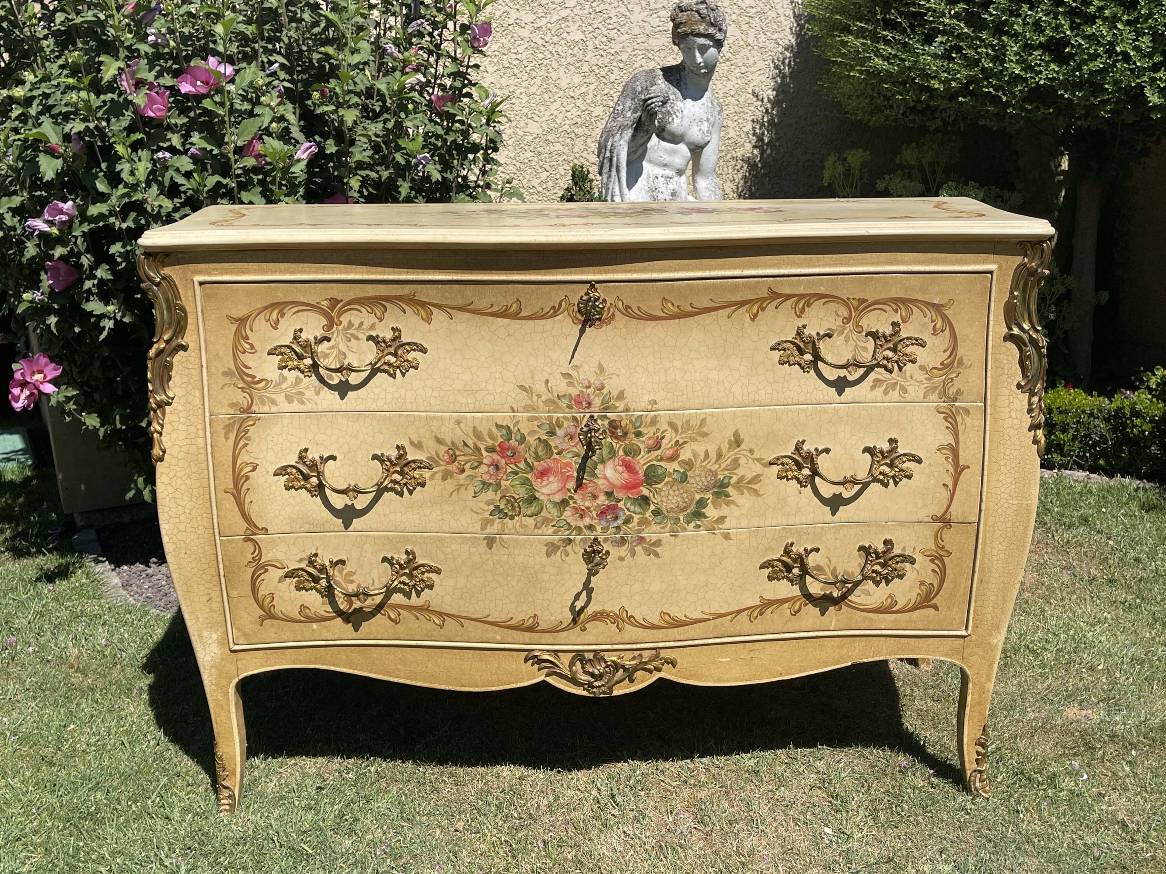 Commode laquée style Louis XV
