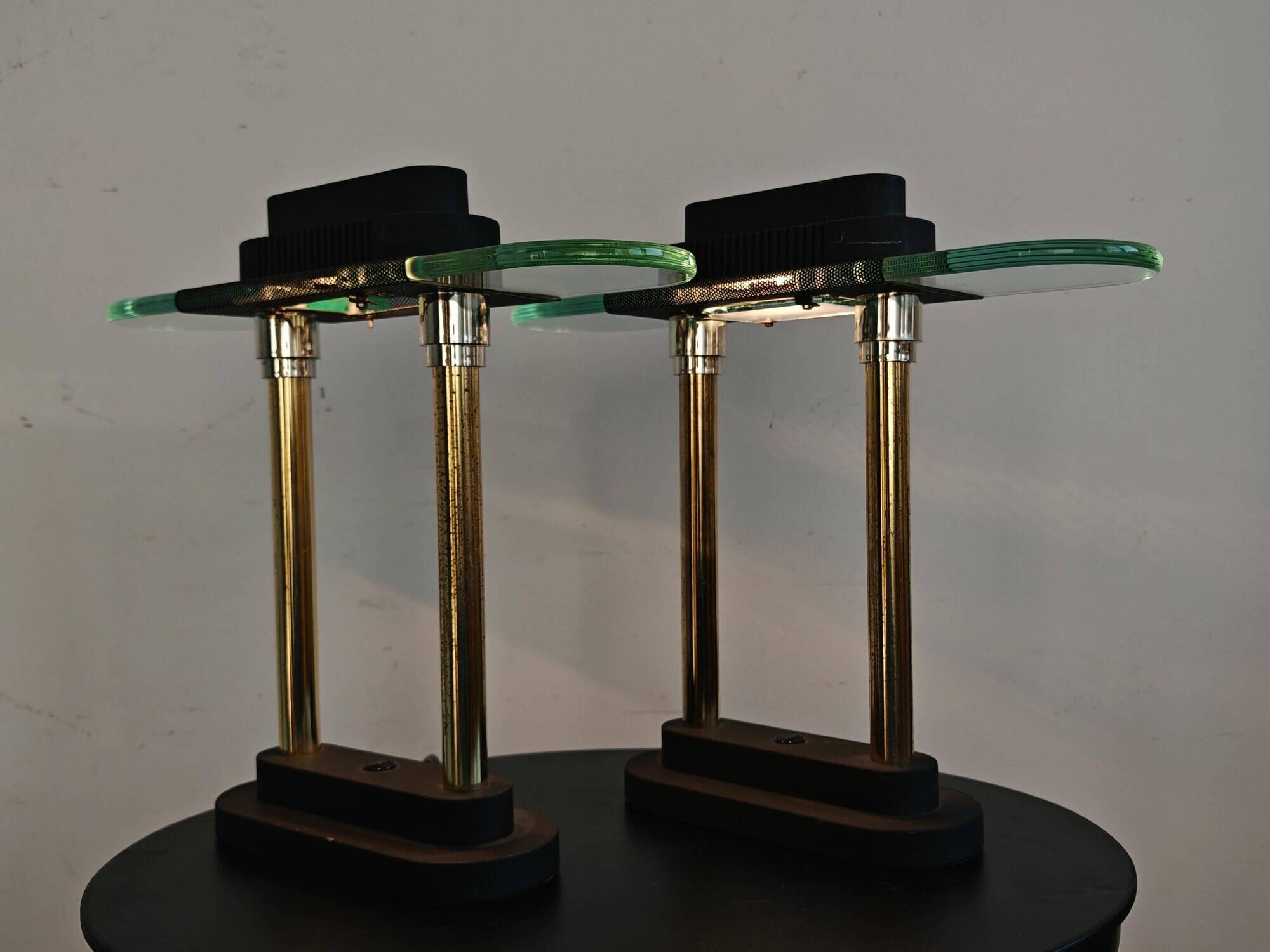 Paire de lampes de banquier style Memphis attribuées à Robert Sonneman 1980s