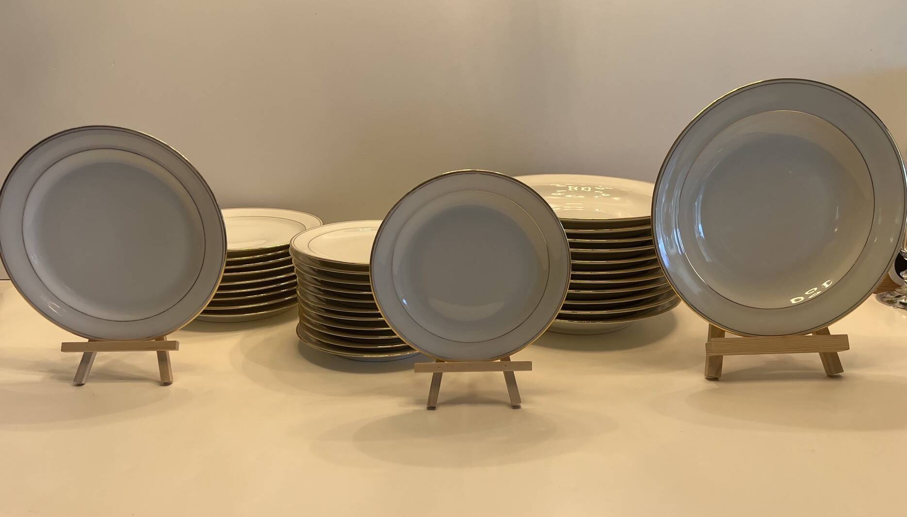 Service of 34 Limoges porcelain plates by Chastagner & Cie – Gilded borders.